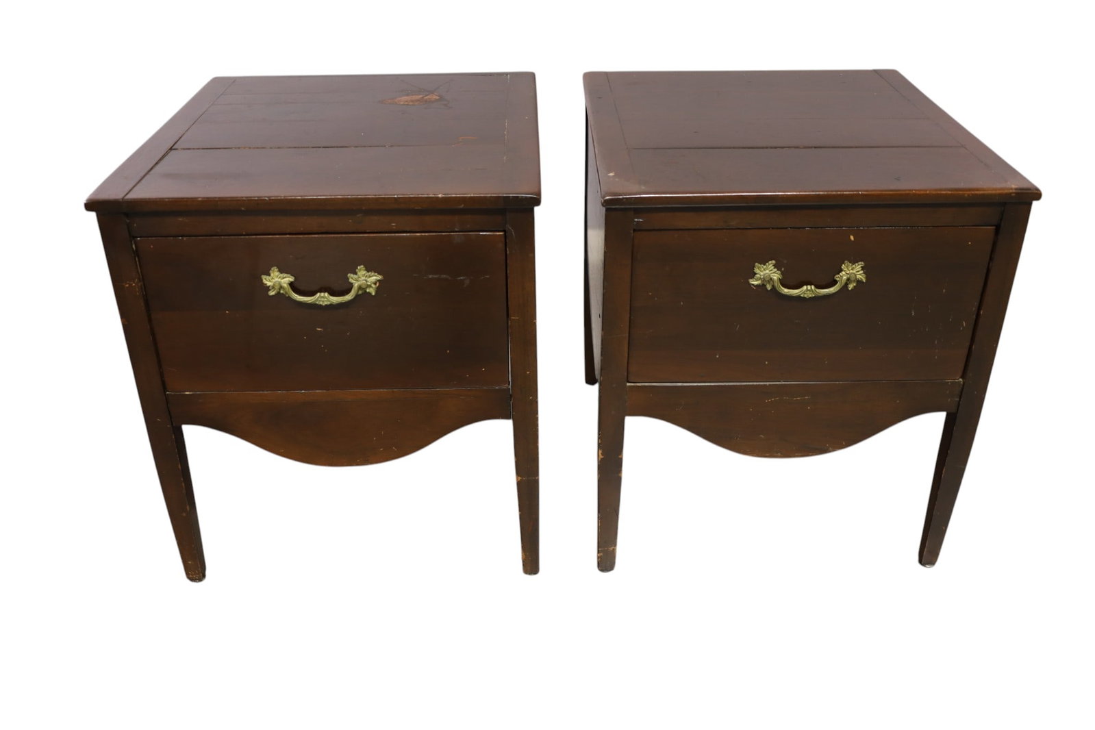 PAIR OF ANTIQUE NIGHTSTANDS: PAIR OF SINGLE DRAWER NIGHTSTANDS. WEAR TO FINISH. 21" W x 23" D x 24" H. THIS ITEM EXCEEDS SIZE LIMITATIONS FOR IN HOUSE SHIPPING, MUST BE PICKED UP IN HOUSE OR SHIPPED VIA 3rd PARTY GROUND SHIPPER.