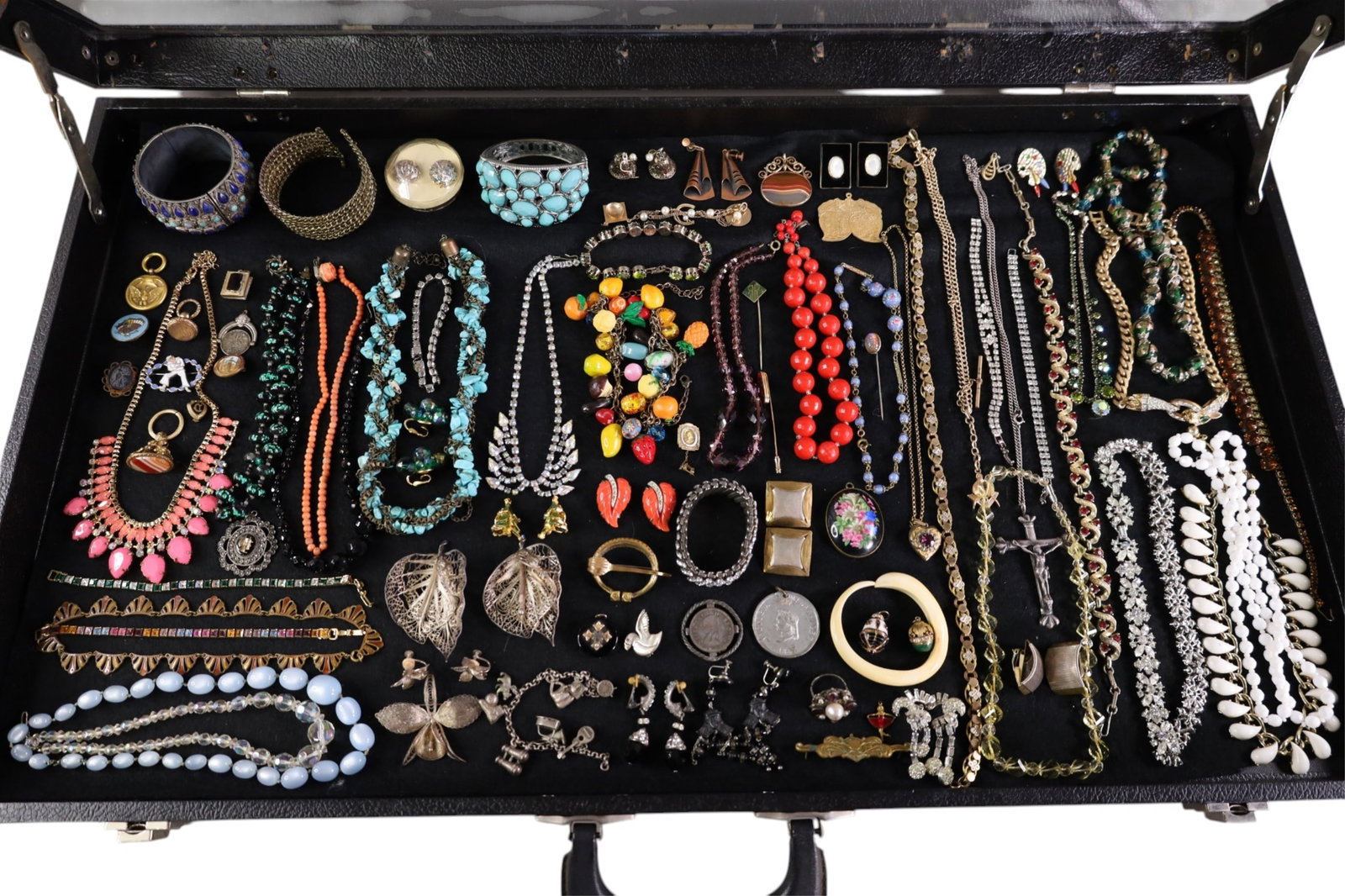 COLLECTION OF COSTUME JEWELRY: LARGE COLLECTION OF COSTUME JEWELRY, SHOWCASE NOT INCLUDED.