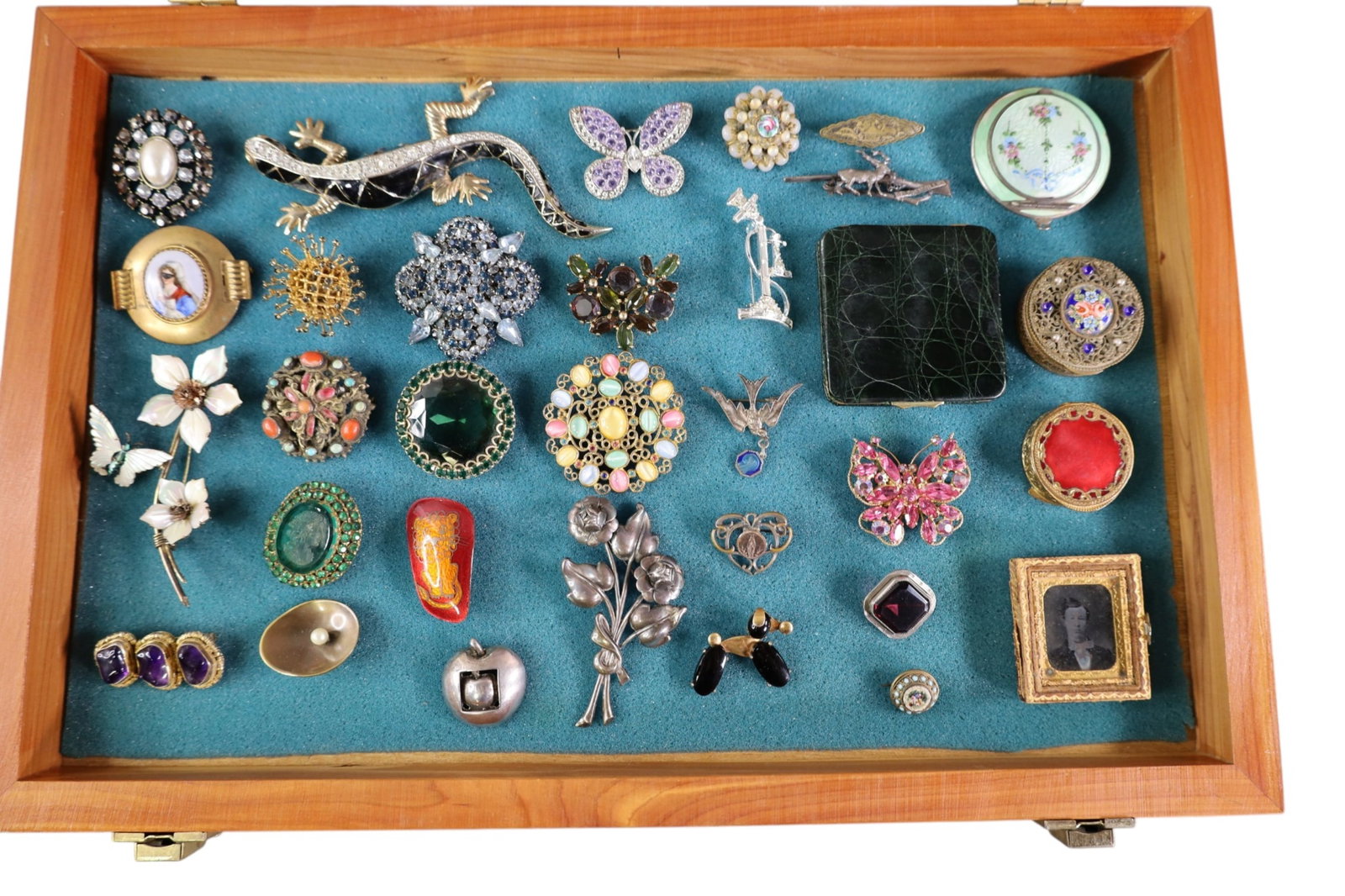 SMALL GROUPING OF COSTUME JEWELRY (1 of 5)
