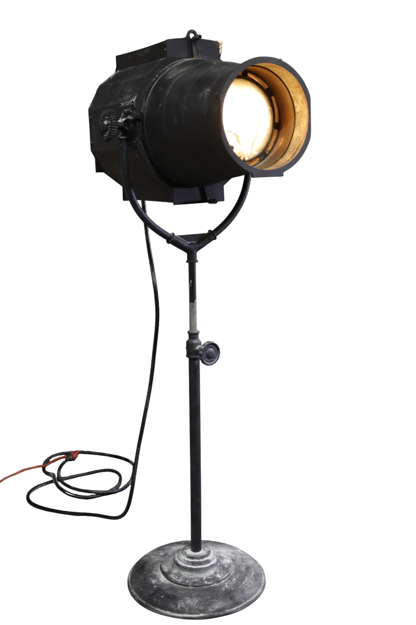 STUDIO LIGHT: LARGE STUDIO LIGHT, KLIEGLIGHT, FRONT LENS IS CRACKED, WORKING. 64" H. THIS ITEM EXCEEDS SIZE LIMITATIONS FOR IN HOUSE SHIPPING, MUST BE PICKED UP IN HOUSE OR SHIPPED VIA 3rd PARTY GROUND SHIPPER.