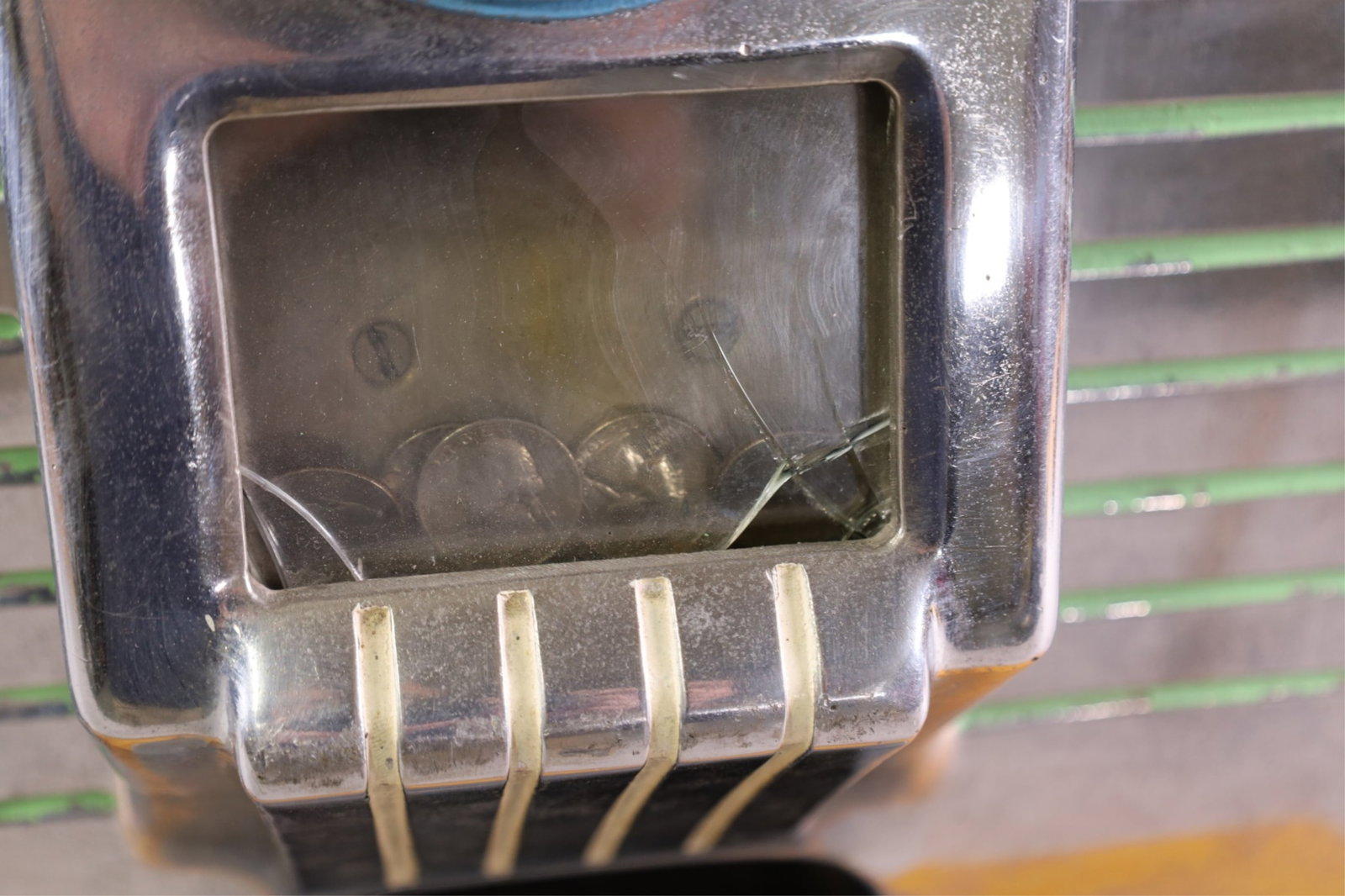25 CENT SILVER MOON CHIEF SLOT MACHINE - 2