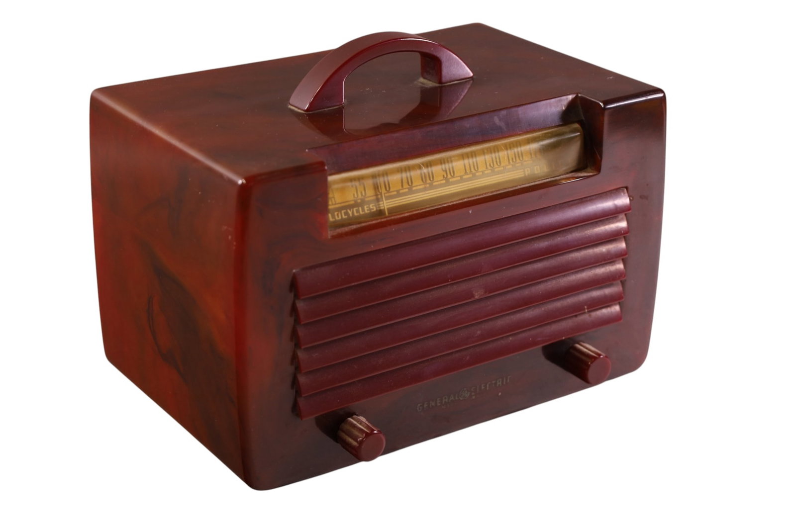 G.E. CATALIN RADIO: MODEL L-573 GENERAL ELECTRIC CATALIN RADIO. SCRATCHES. 9 1/2" x 6" ALL RADIOS ARE SOLD AS IS WE DO NOT GUARANTEE WORKING ORDER.