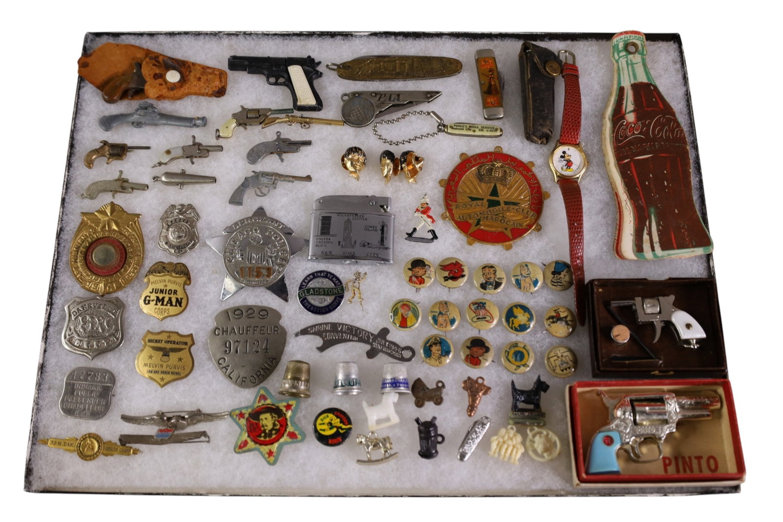 GROUPING OF BADGES, ADVERTISING, & MORE: KELLOGG PIN BACKS, TOY GUNS, BADGES, CRACKER JACK PRIZES, & MORE. SHOWCASE NOT INCLUDED.