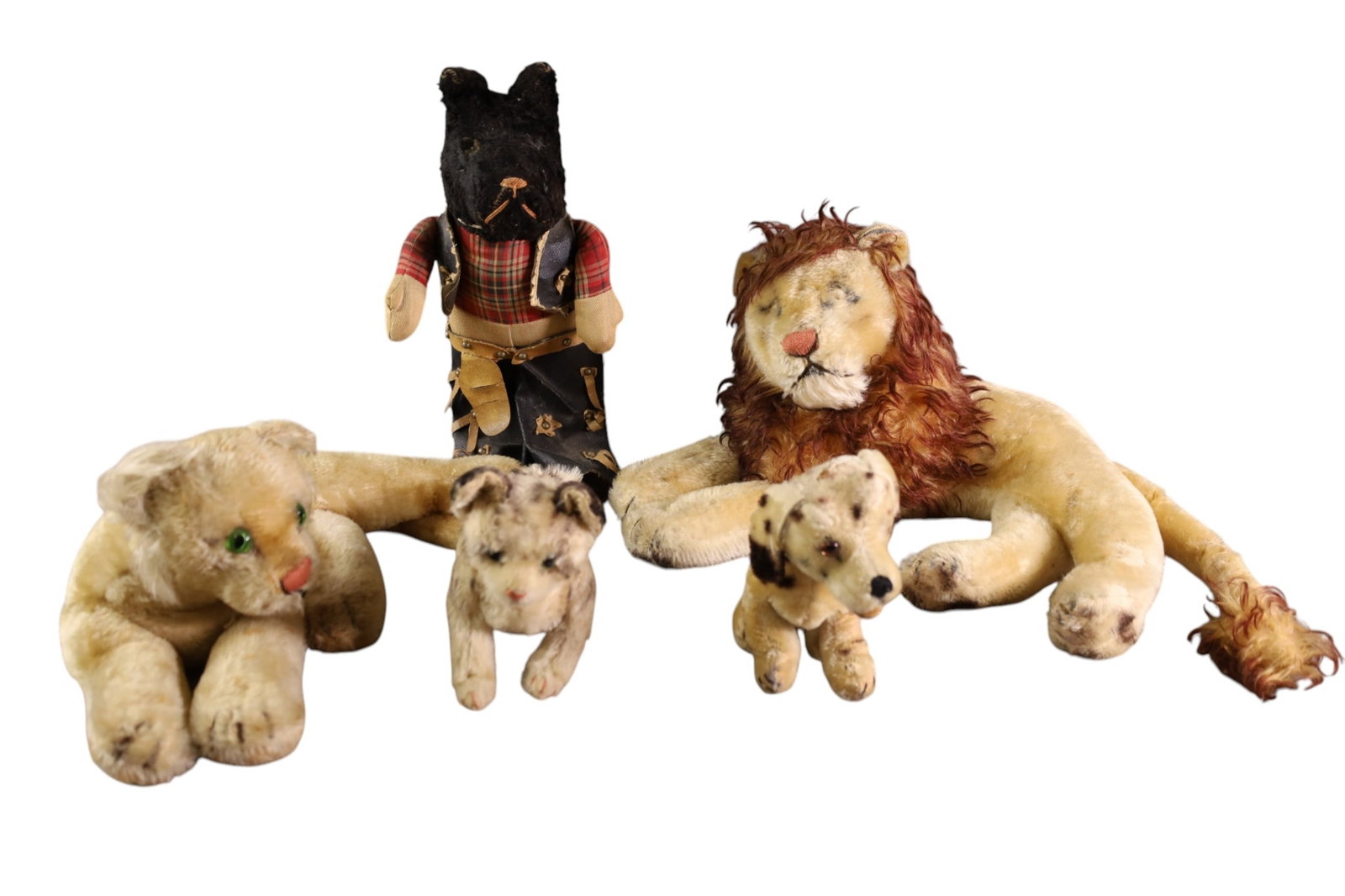 GROUPING OF STUFFED ANIMALS (1 of 6)