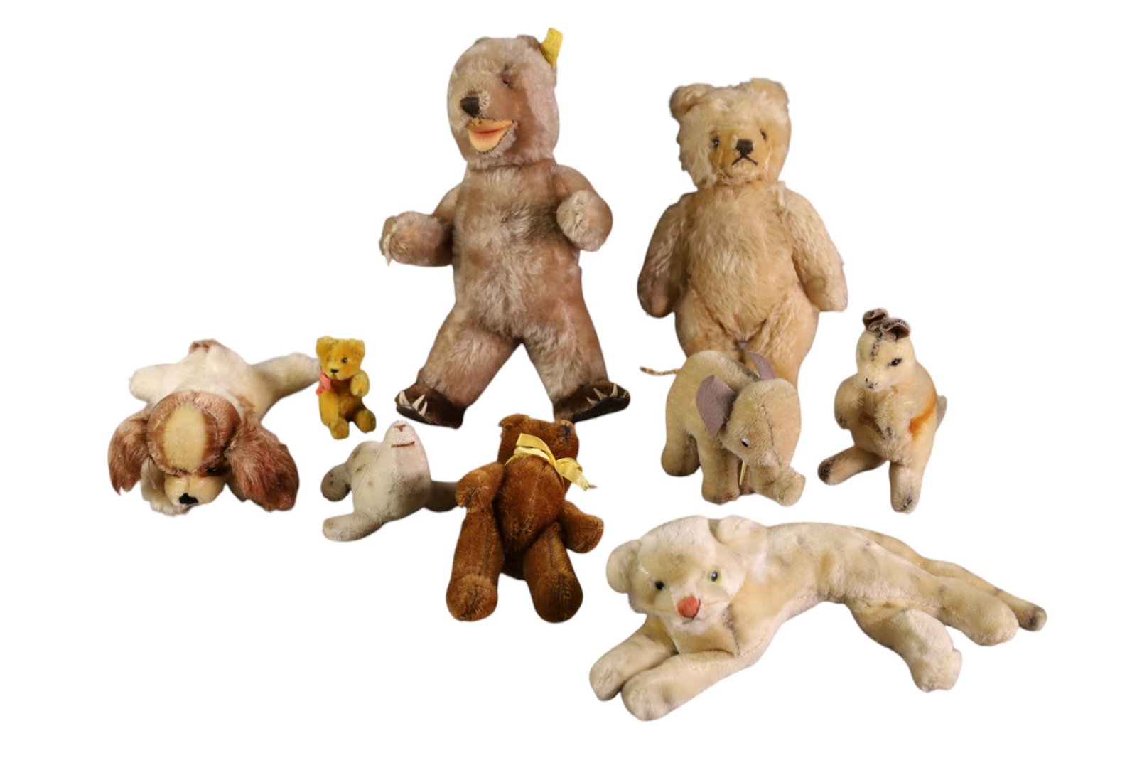 GROUPING OF STUFFED ANIMALS (1 of 4)