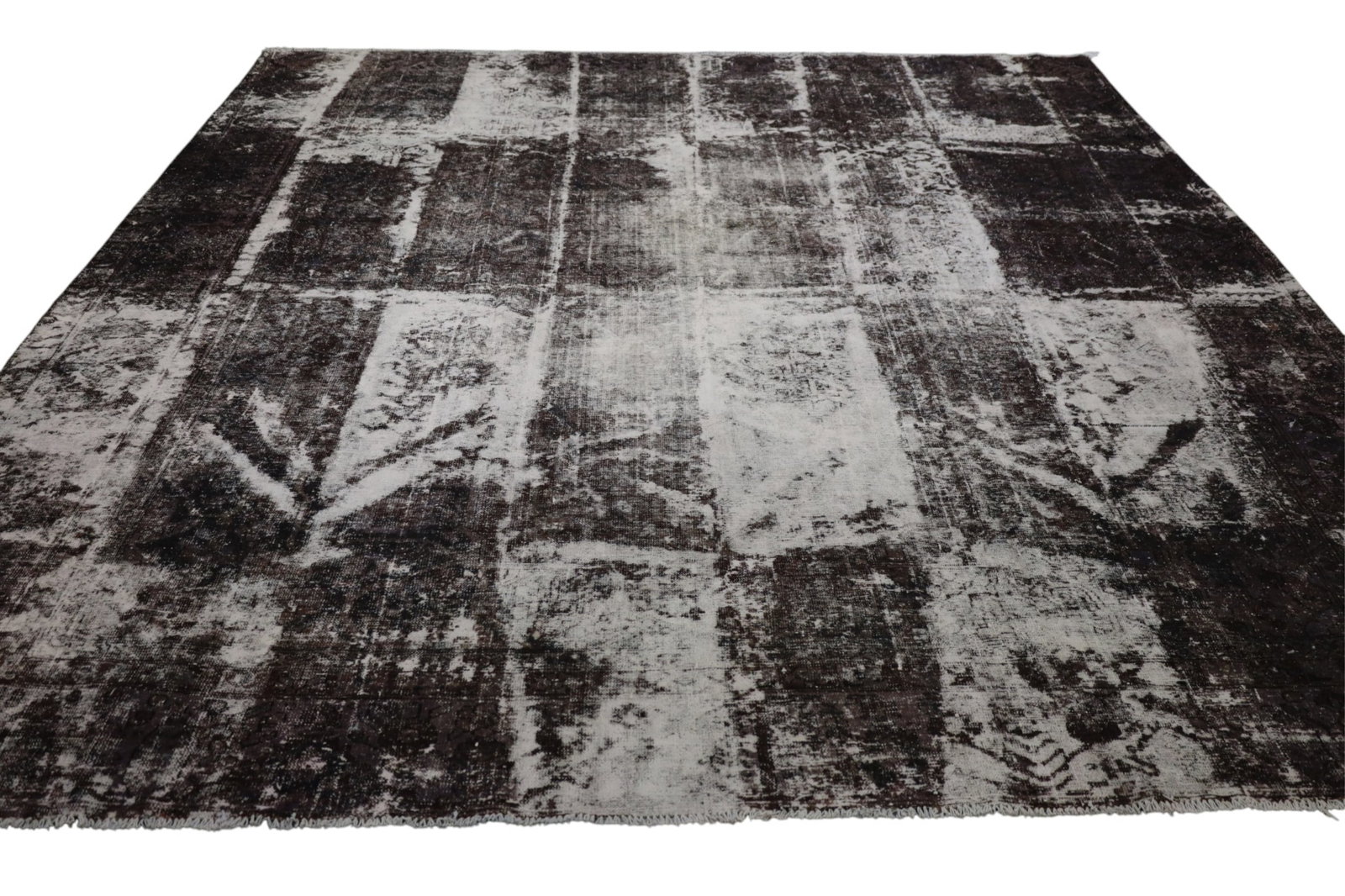 APPROX 11' 4" x 12' 4" WOOL RUG: HAND KNOTTED WOOL RUG.
