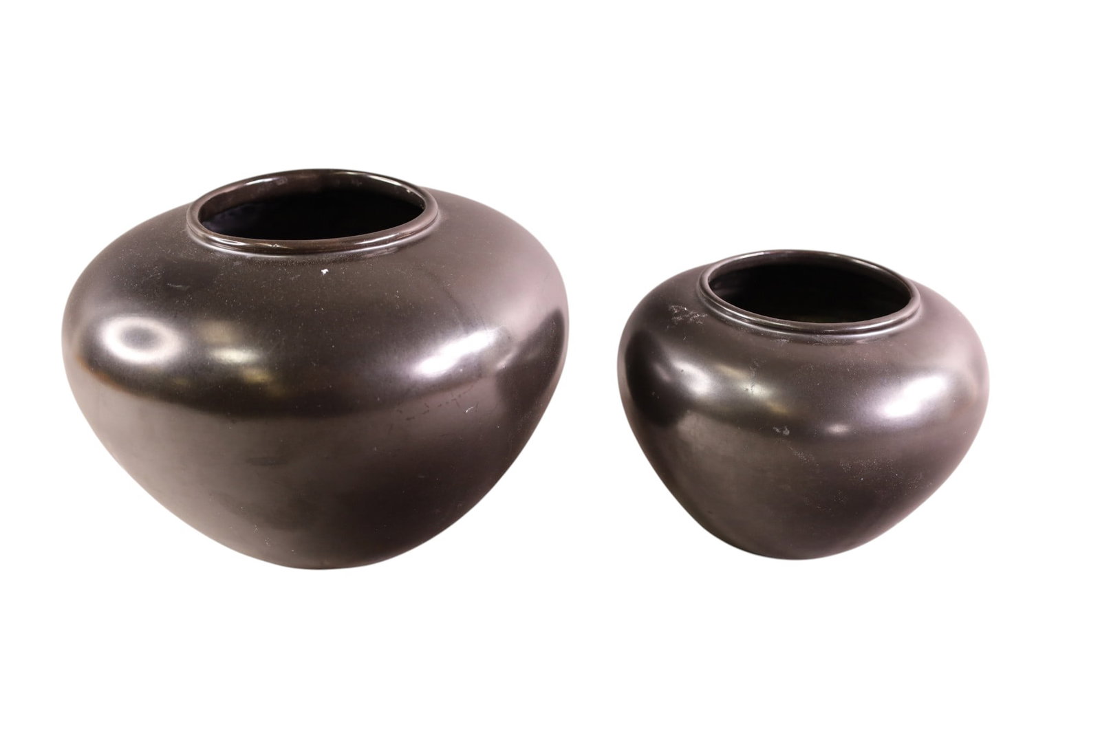 2 PCS OF BAUER POTTERY: 2 PIECES OF BLACK GLAZED BAUER POTTERY, 7 1/2 & 10" DIAM.