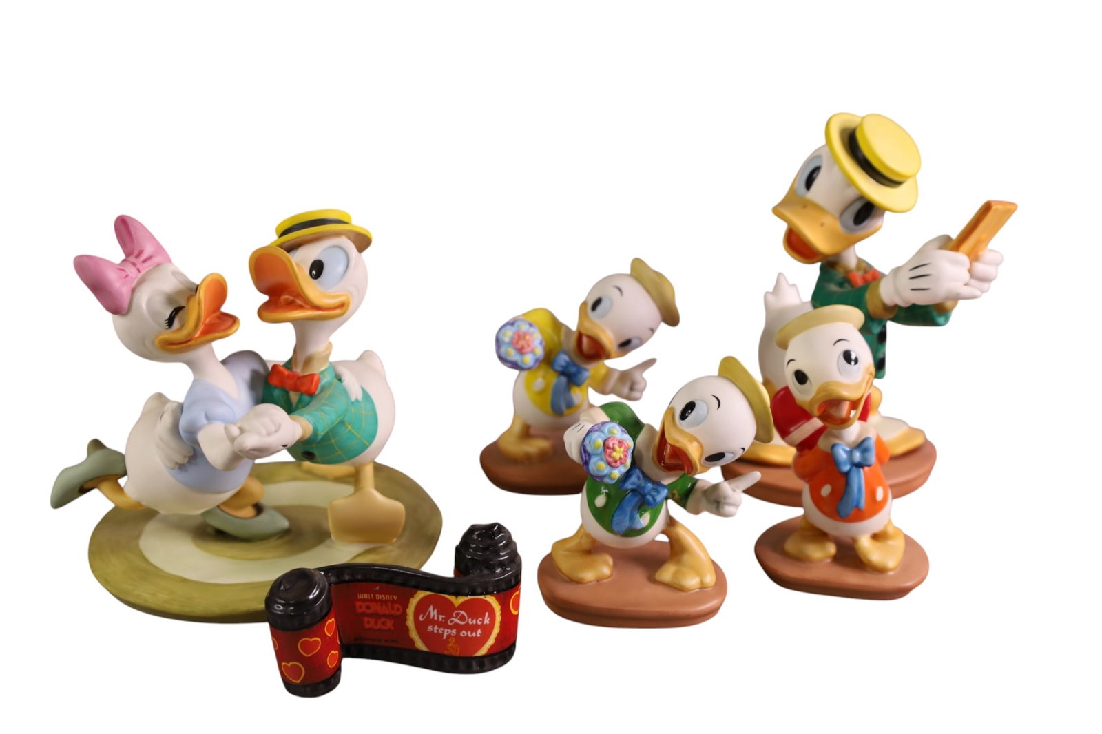 5 WALT DISNEY FIGURES: MR. DUCK STEPS OUT. WALT DISNEY CLASSICS. 4 TO 6"H. ALL WITH BOXES.