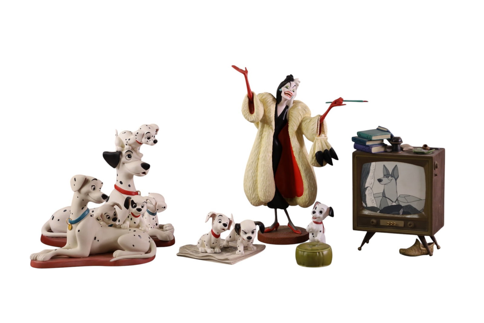5 WALT DISNEY FIGURES: 101 DALMATIANS, CRUELLA, PONGO, PERDITA, TV MISSING THE DOG(LUCKY). ALL WITH BOXES. WALT DISNEY CLASSICS. 2 TO 10"H