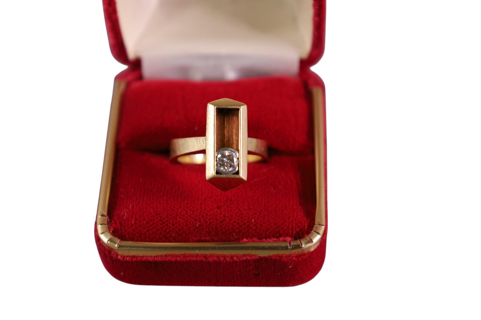 14K GOLD & DIAMOND RING: 14K YELLOW GOLD WITH APPROX 1/4 CT DIAMOND SIZE 6. APPROX 8 GRAMS TOTAL.