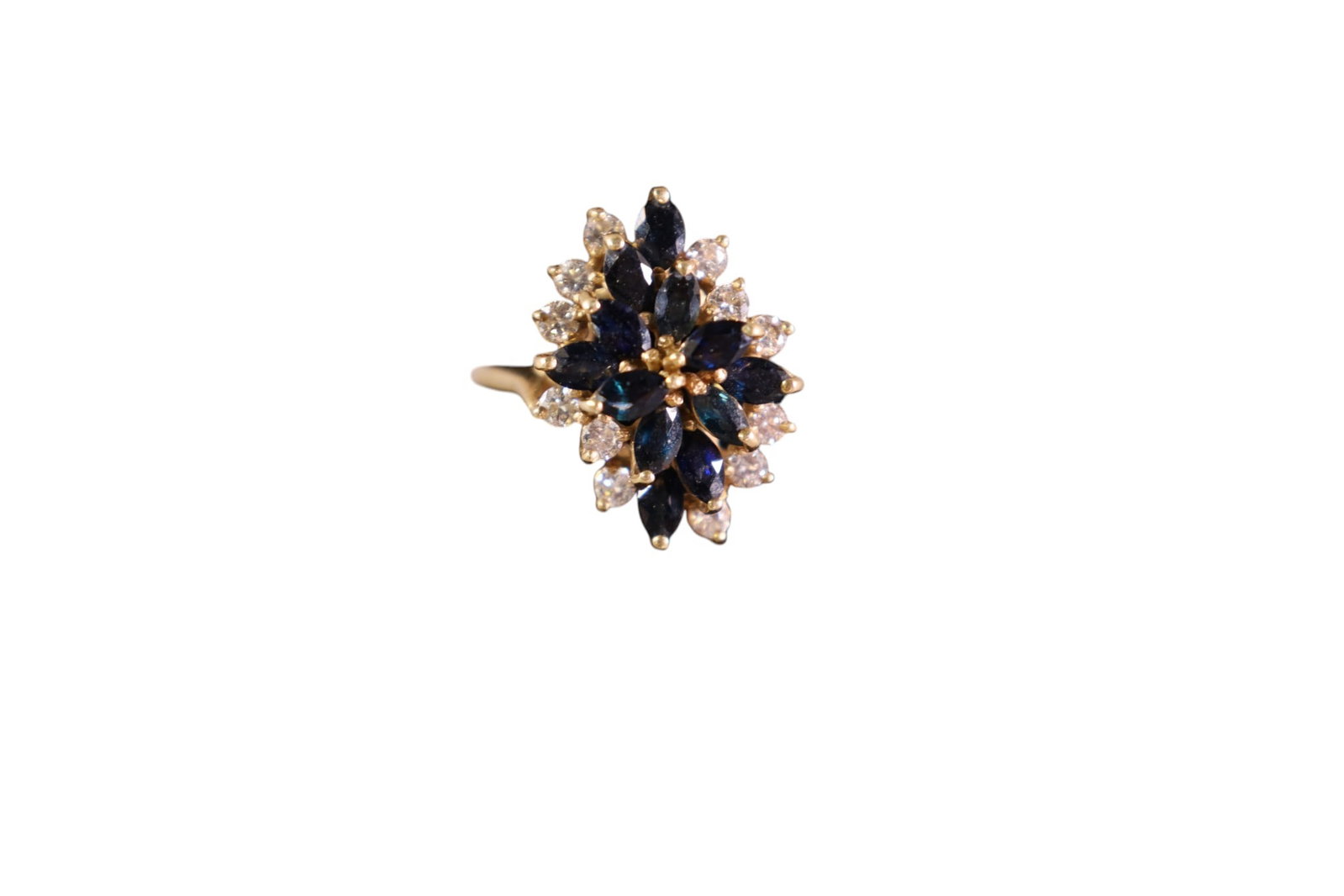 18K GOLD, SAPPHIRE, & DIAMOND RING: 18K YELLOW GOLD, SAPPHIRE, AND DIAMOND RING, APPROX 6 GRAMS, SIZE 9.5.