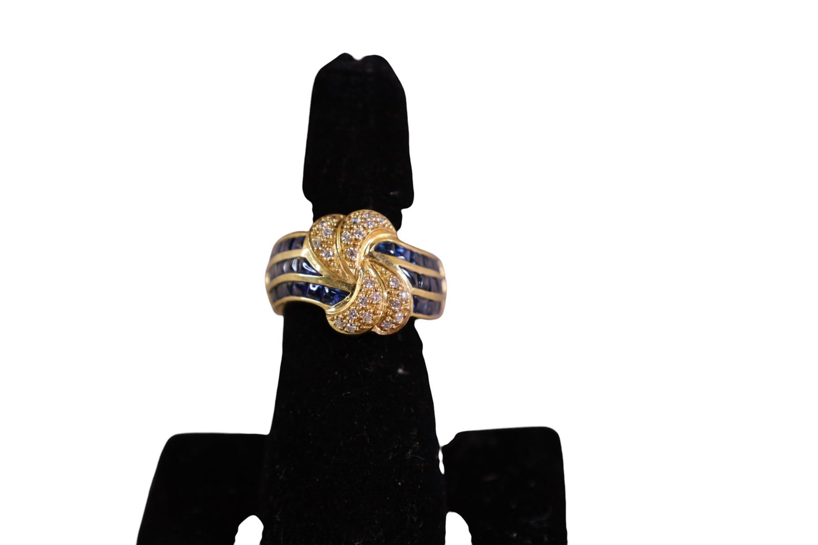 18K GOLD & SAPPHIRE RING: 18K GOLD & SAPPHIRE RING, SIZE 6.5 APPROX 9 GRAMS.