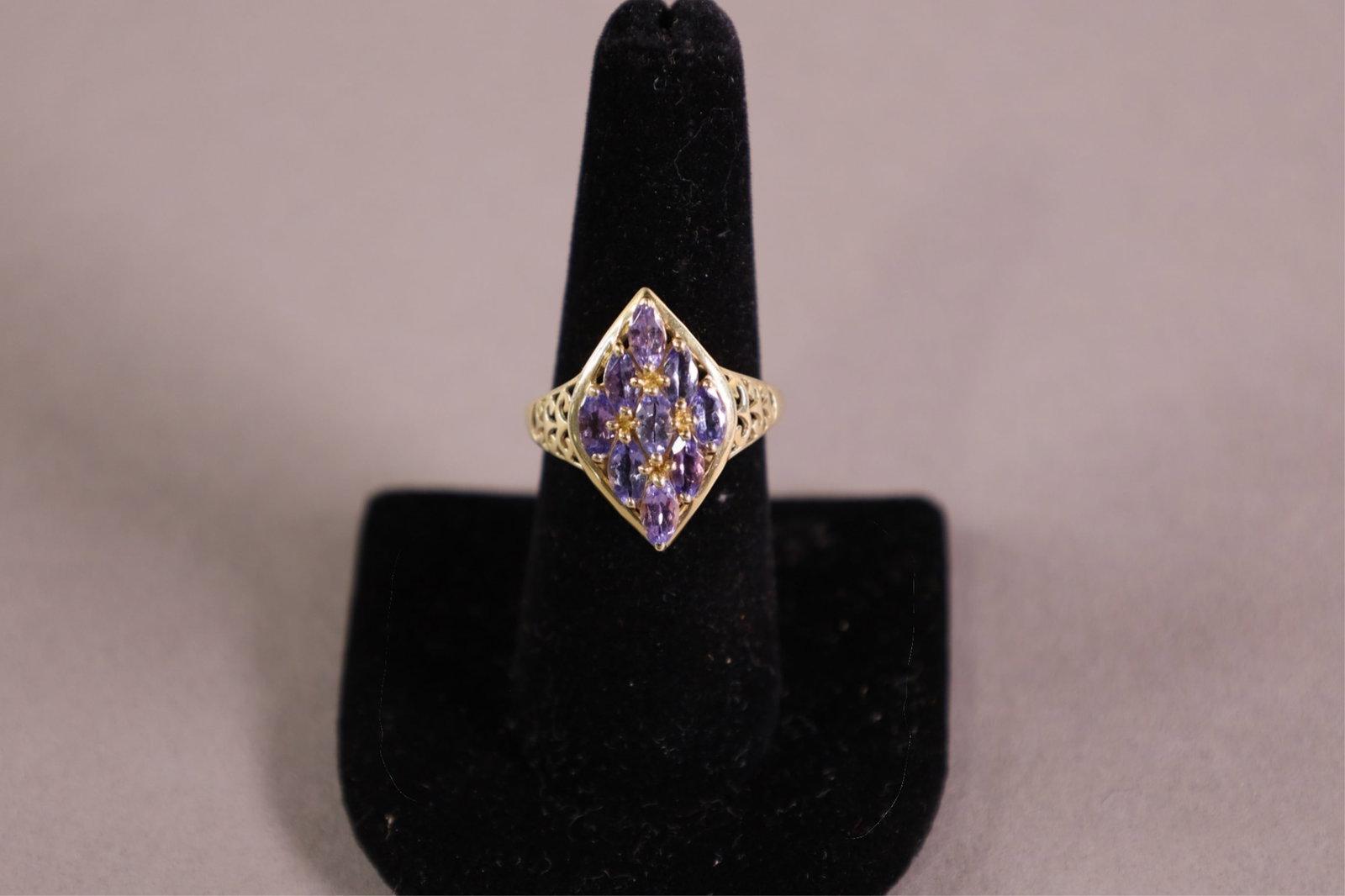14K GOLD & TANZANITE RING: MARKED 14K GOLD, WITH 9 TANZANITES, SIZE 8.5 APPROX 4 GRAMS.
