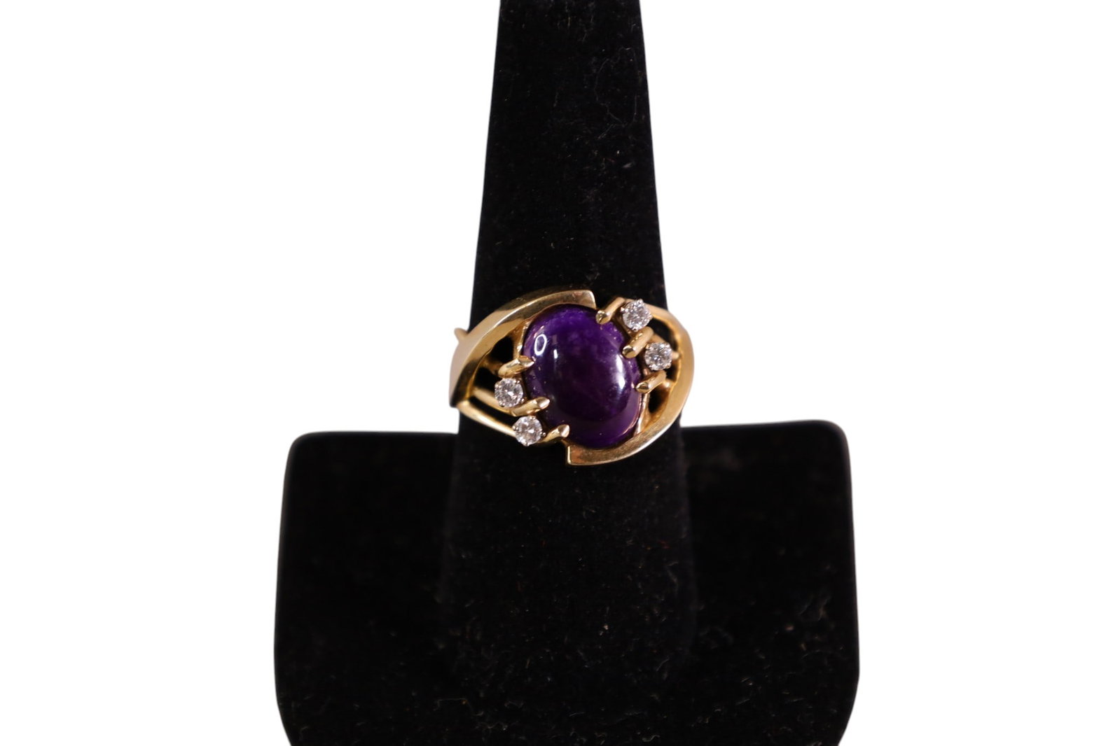 14K GOLD RING WITH AMETHYST & DIAMONDS: 14K GOLD CABOCHON CUT AMETHYST, SIZE 8.5 APPROX 8 GRAMS.