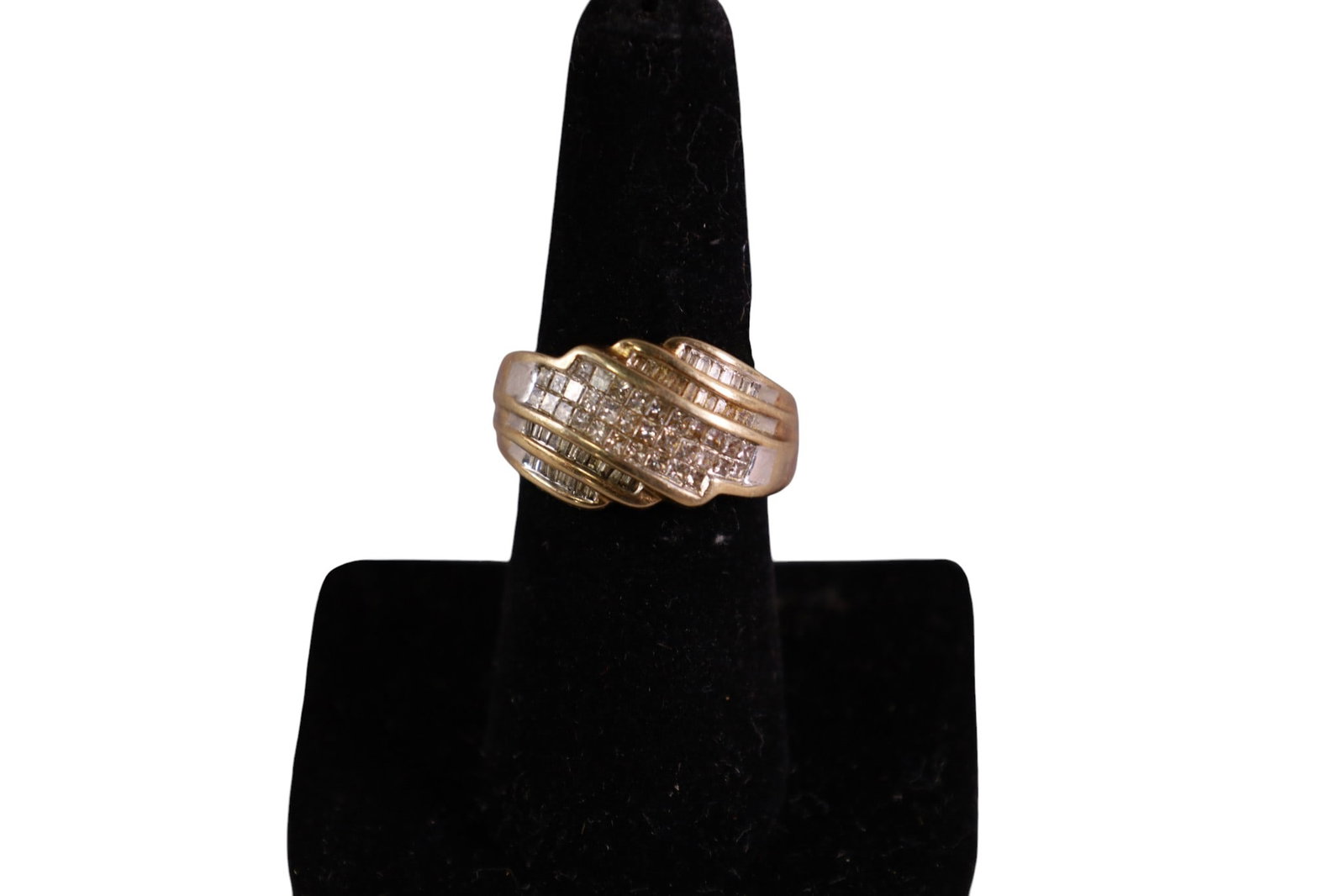 10K GOLD & DIAMOND RING: 10K YELLOW GOLD RING WITH APPROX. 1 CT TOTAL WEIGHT DIAMONDS. SIZE 7. & APPROX 7 GRAMS.