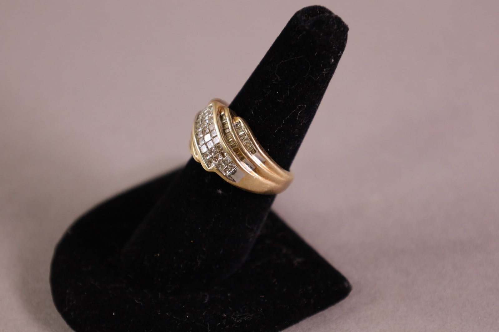 10K GOLD & DIAMOND RING - 2