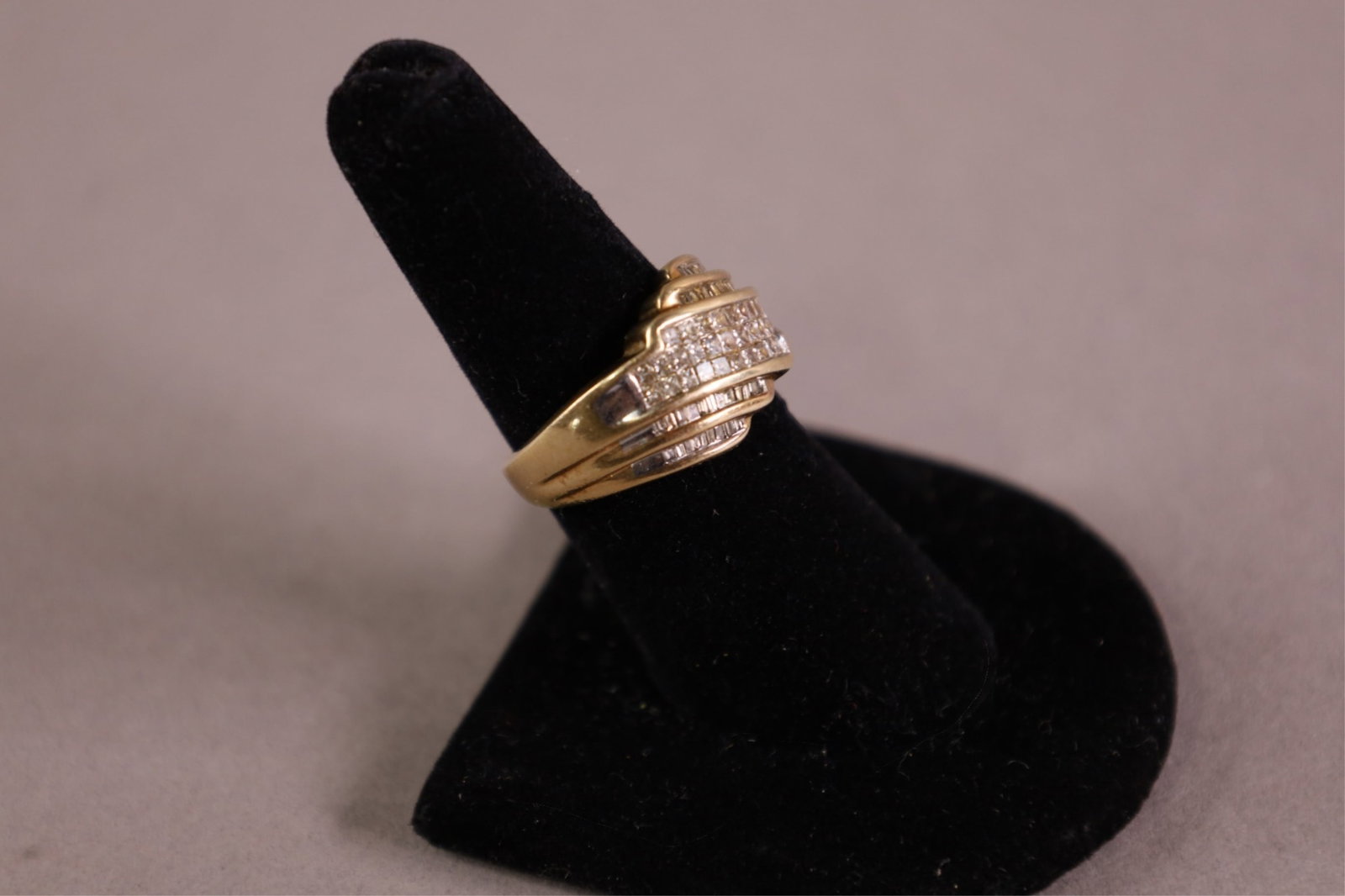 10K GOLD & DIAMOND RING - 3