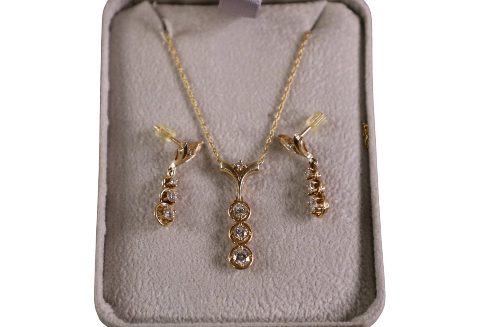 3 PC 14K GOLD JEWELRY SET: 14K GOLD & DIAMOND NECKLACE AND EARRINGS. APPROX 4 GRAMS TOTAL.