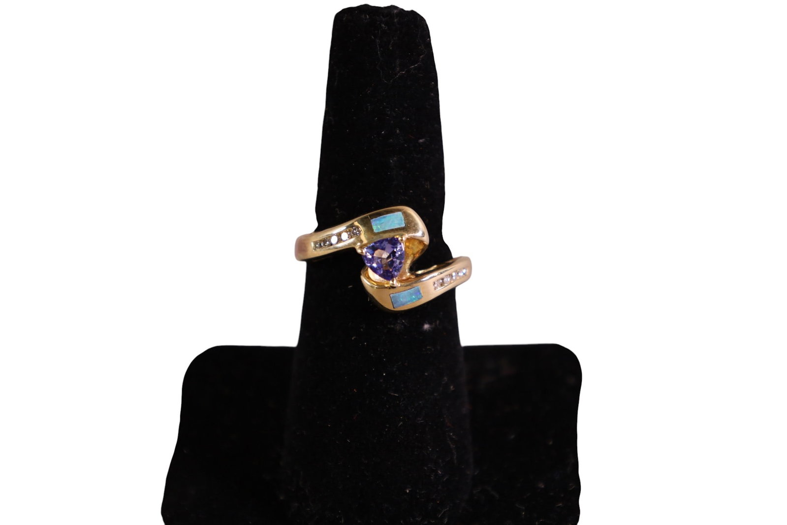 DIAMOND & OPAL RING: 14K GOLD RING WITH OPALS AND DIAMONDS. SIZE 7.5 APPROX 4 GRAMS.