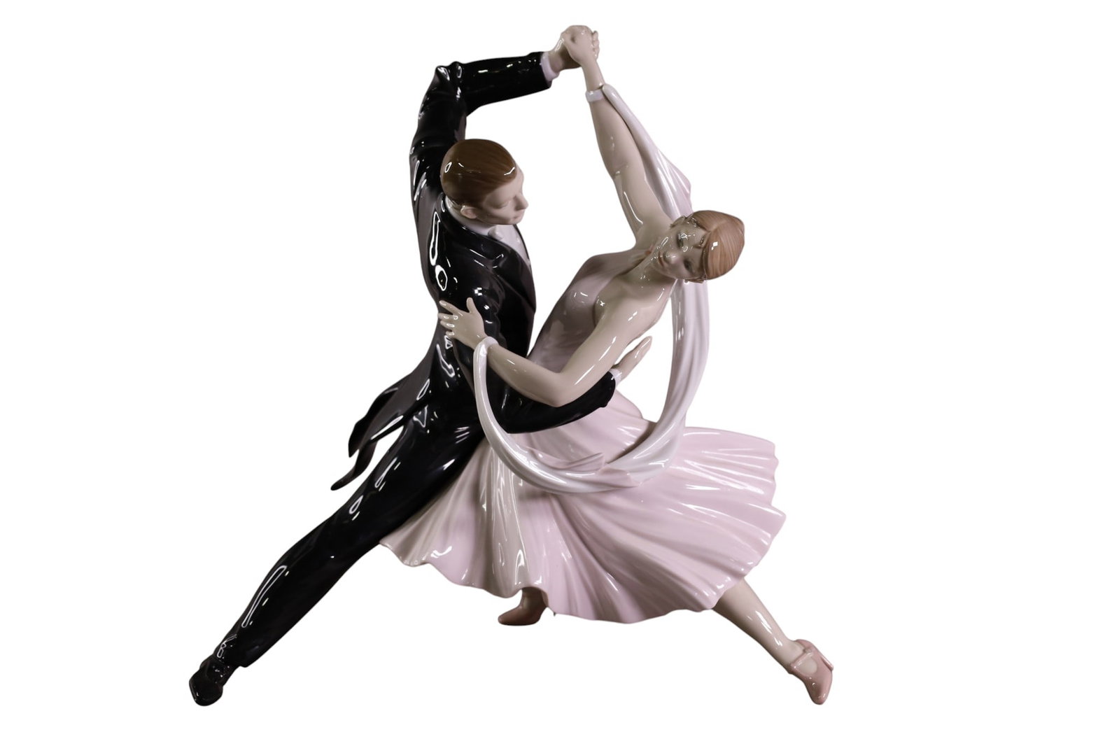 ELEGANT FOXTROT LLADRO: LARGE ELEGANT FOXTROT LLADRO FIGURE, MARKED ON BASE. 2370/3000. THIS ITEM EXCEEDS SIZE LIMITATIONS FOR IN HOUSE SHIPPING, MUST BE PICKED UP IN HOUSE OR SHIPPED VIA 3rd PARTY GROUND SHIPPER.