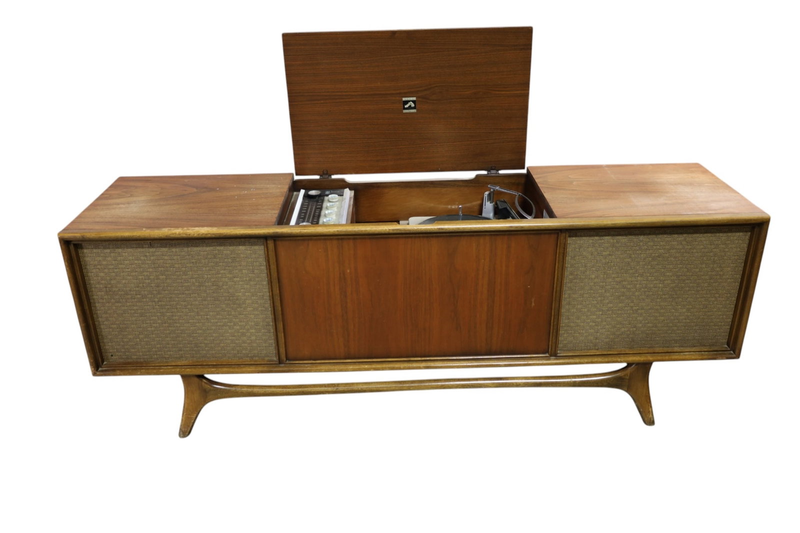 MID CENTURY MODERN CONSOLE STEREO: MID CENTURY MODERN RCA NEW VISTA CONSOLE STEREO, UNKNOWN WORKING ORDER, WEAR TO FINISH, SCRATCHES. 72" W x 18" D x 26" H. THIS ITEM EXCEEDS SIZE LIMITATIONS FOR IN HOUSE SHIPPING, MUST BE PICKED UP