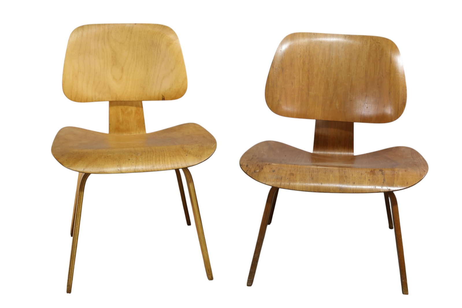 2 HERMAN MILLER SIDE CHAIRS: 2 HERMAN MILLER SIDE SIDE CHAIRS, WEAR TO FINISH, VENEER CHIPS. 19" - 22" W & 26" - 28 1/2" H. THIS ITEM EXCEEDS SIZE LIMITATIONS FOR IN HOUSE SHIPPING, MUST BE PICKED UP IN HOUSE OR SHIPPED VIA 3rd