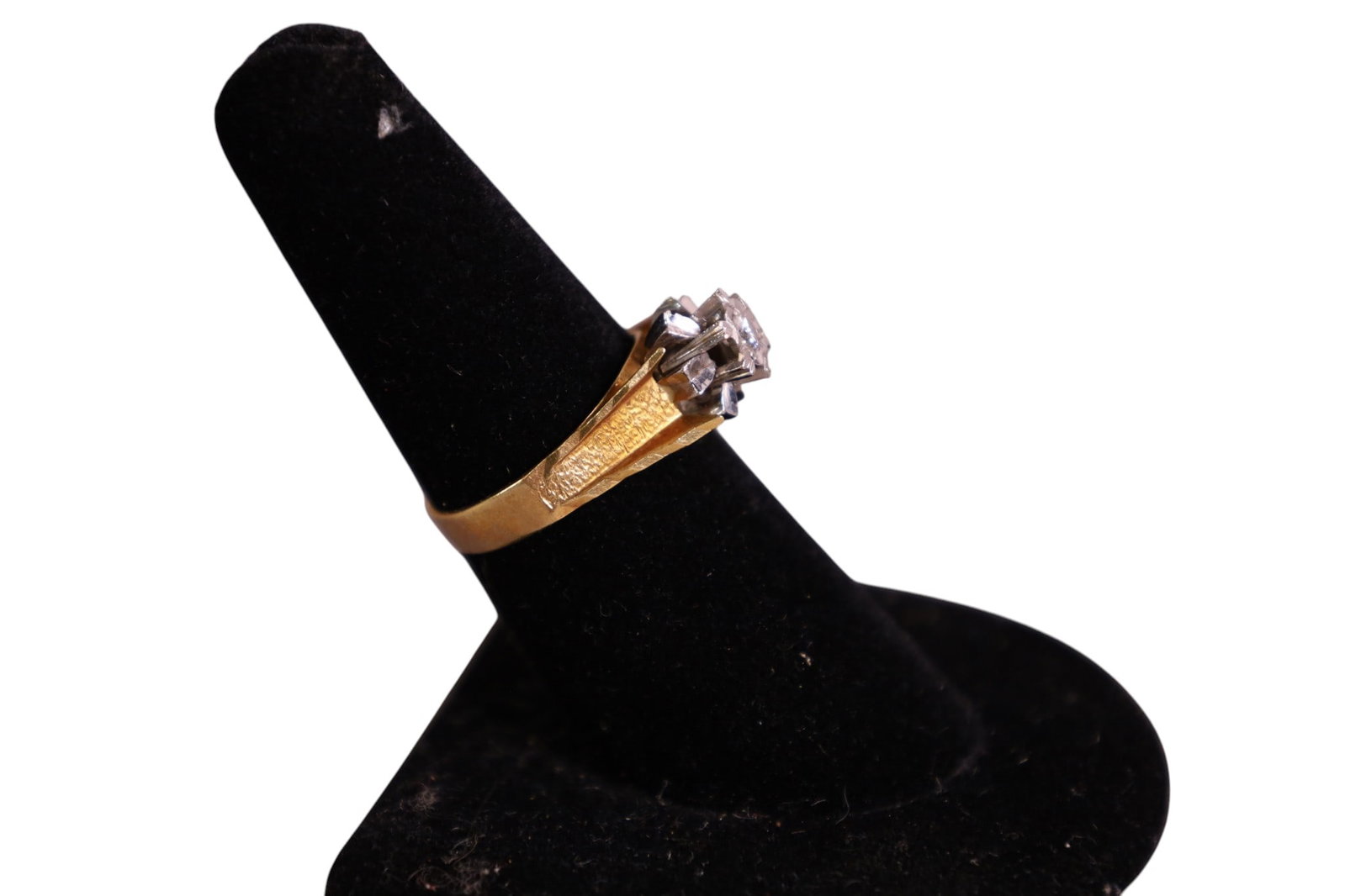 18K GOLD & DIAMOND RING - 2
