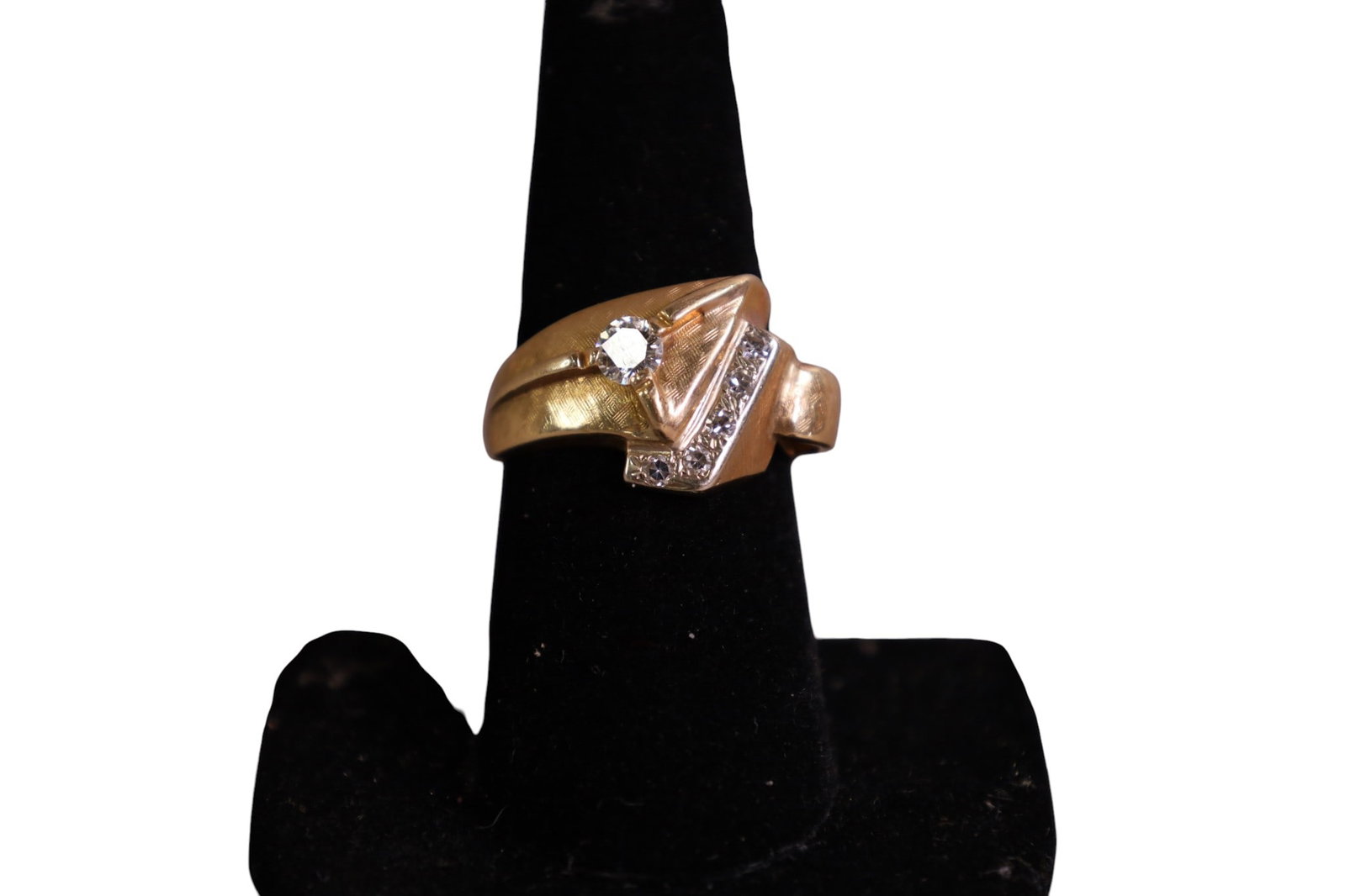 14K GOLD & DIAMOND RING: MENS 14K GOLD AND DIAMOND RING, SIZE 8, APPROX 8 GRAMS.