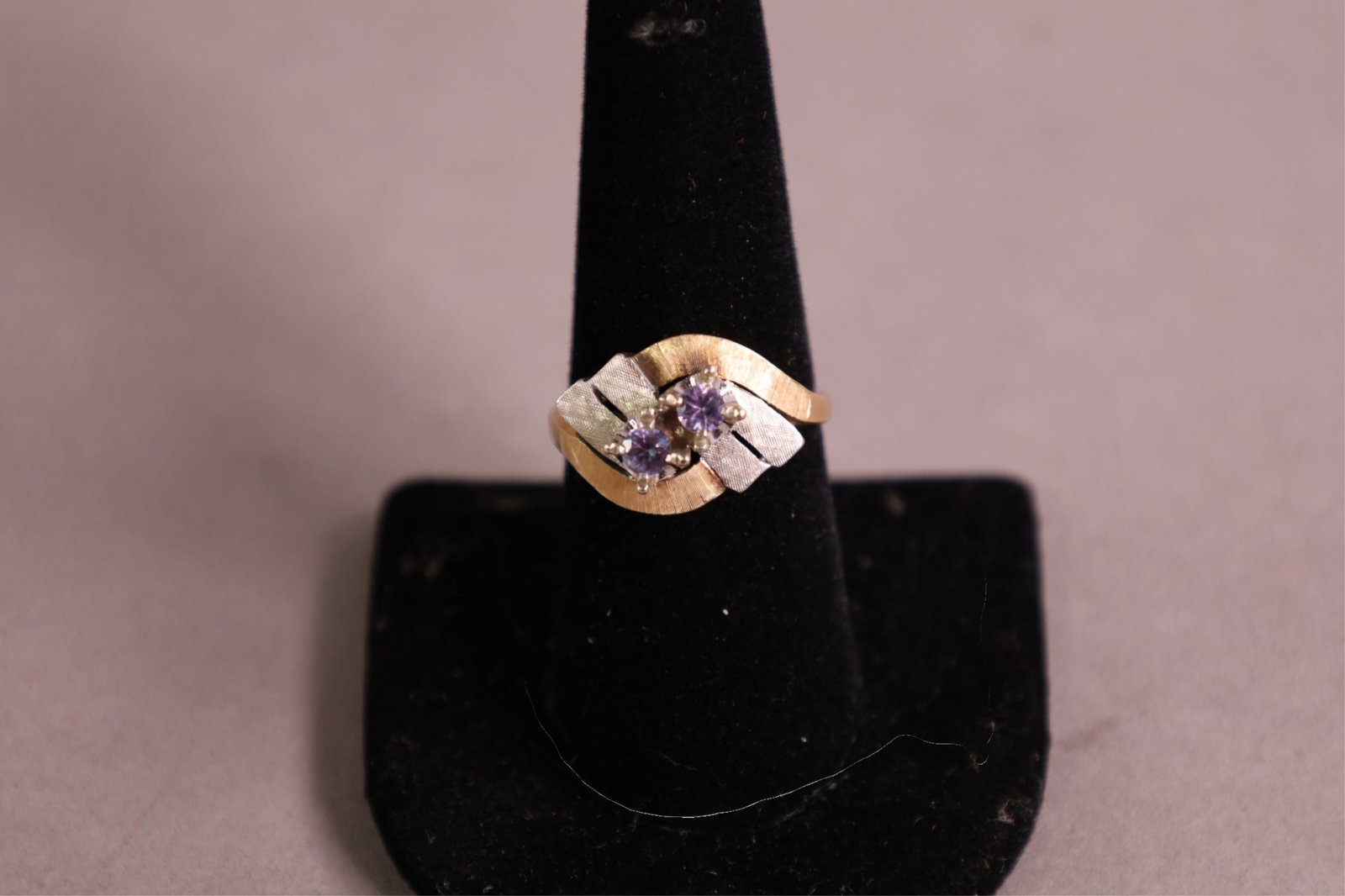 14K AMETHYST RING: 14K GOLD & AMETHYST RING, SIZE 8.5 & 5 GRAMS.