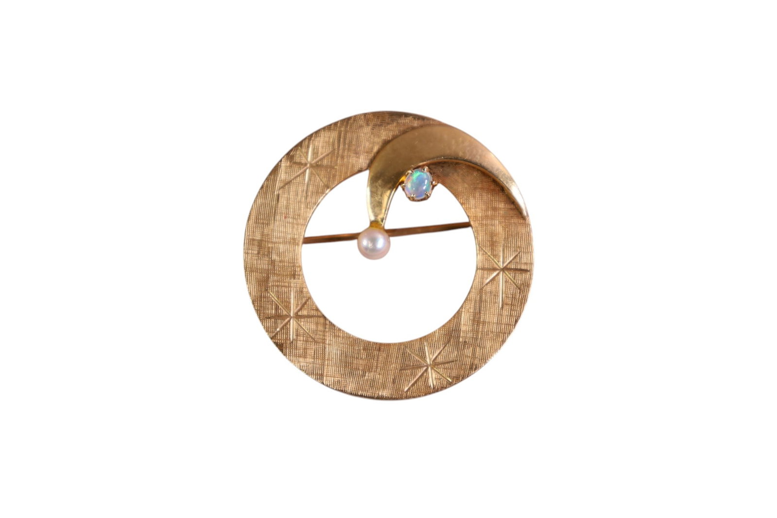 14K GOLD PIN: 14K YELLOW GOLD PIN, WITH PEARL AND OPAL. APPROX 5 GRAMS
