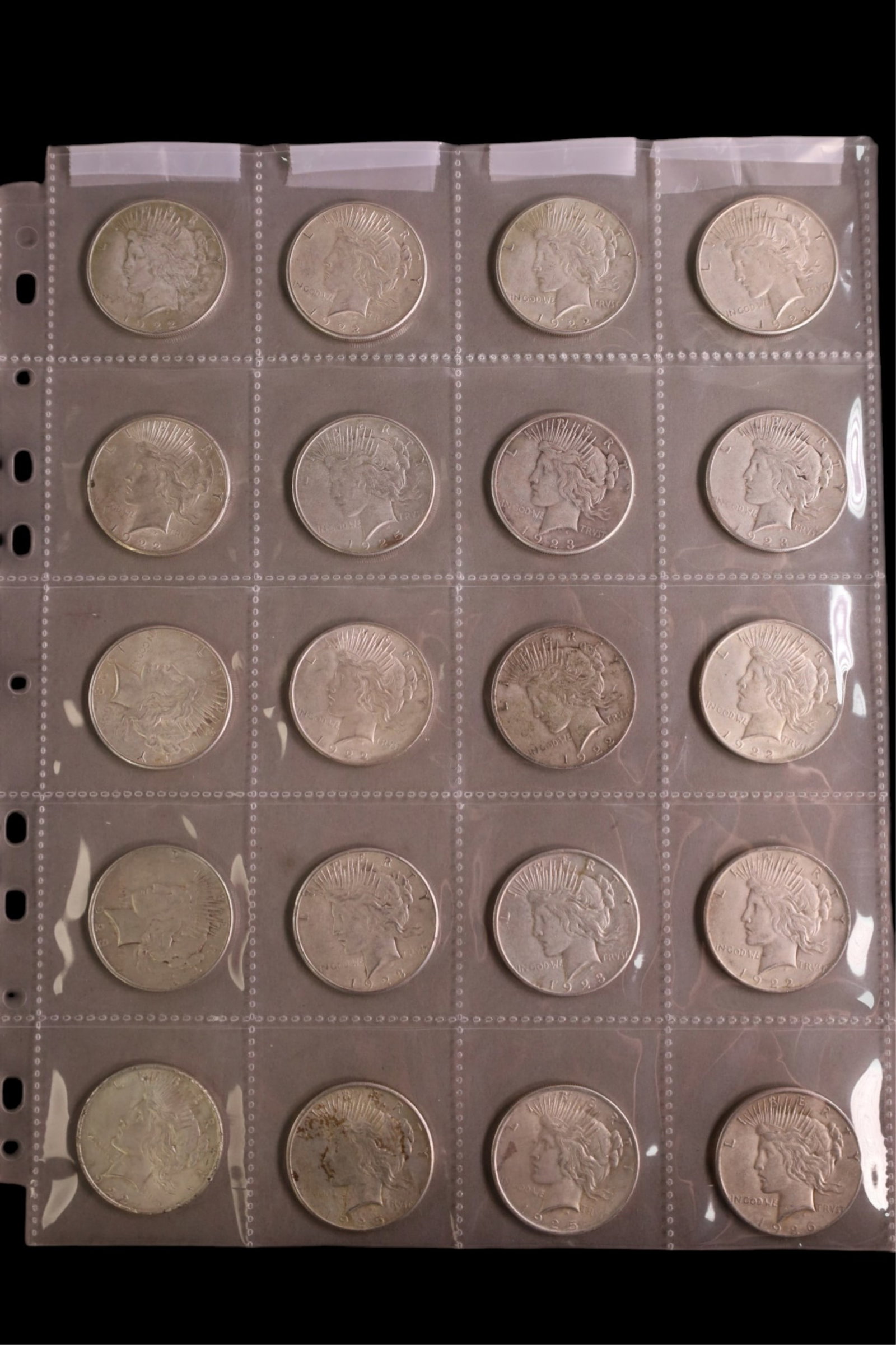 GROUPING OF 20 SILVER DOLLARS: GROUING OF 20 SILVER DOLLARS, US PEACE DOLLARS. VARIOUS DATES.