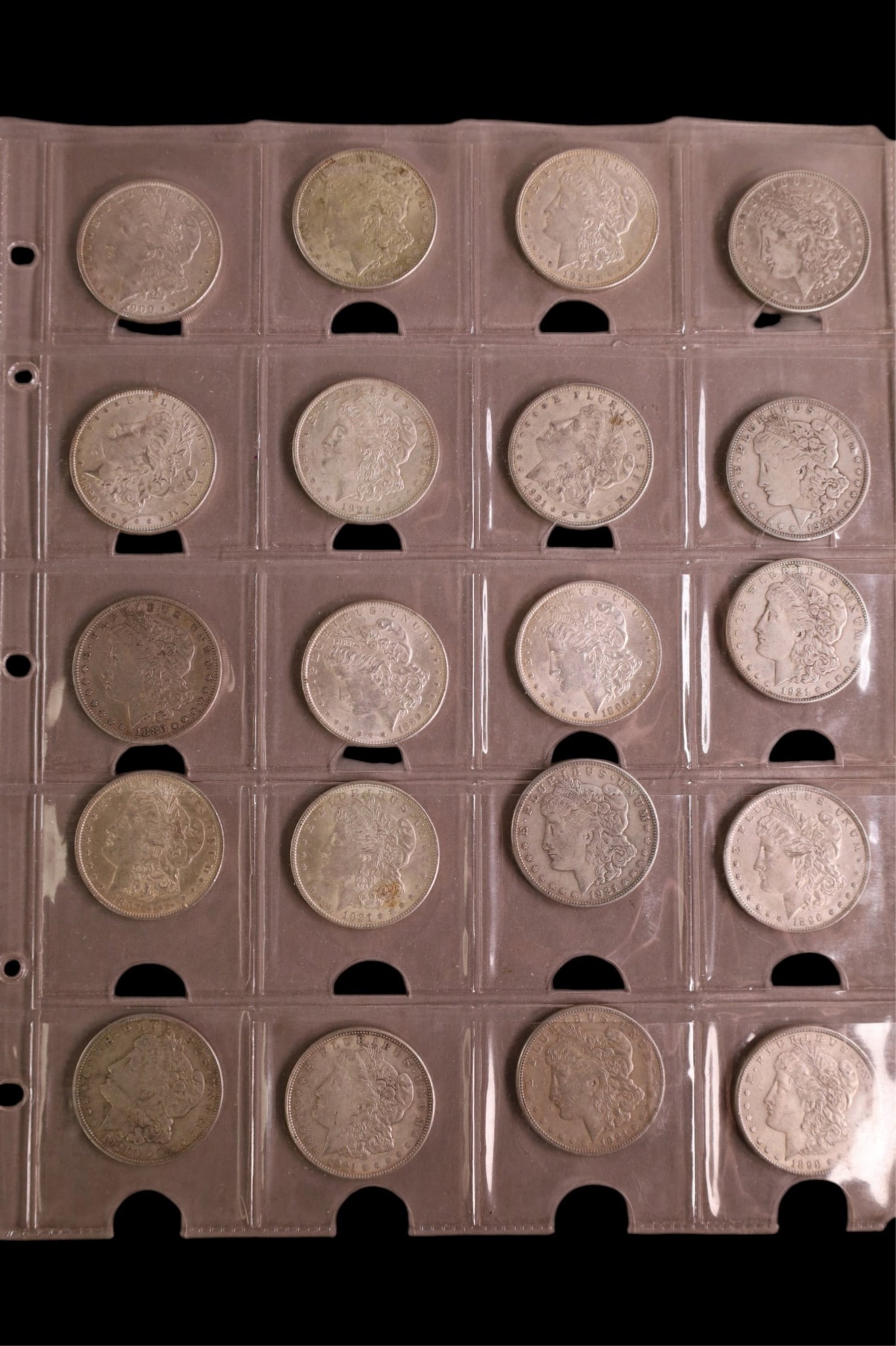 GROUPING OF 20 SILVER DOLLARS: GROUPING OF 20 SILVER DOLLARS, MORGAN DOLLARS. VARIOUS DATES.