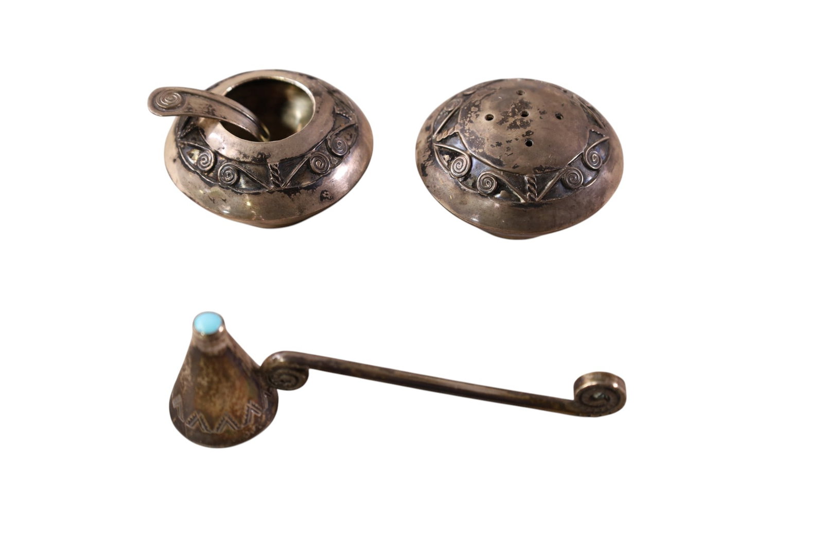 SILVER SALT & PEPPER SHAKERS WITH SNUFFER: NATIVE AMERICAN MOTIF SILVER SALT SHAKERS & SNUFFER 1 1/2" DIAM & 4" L APPROX 93 GRAMS