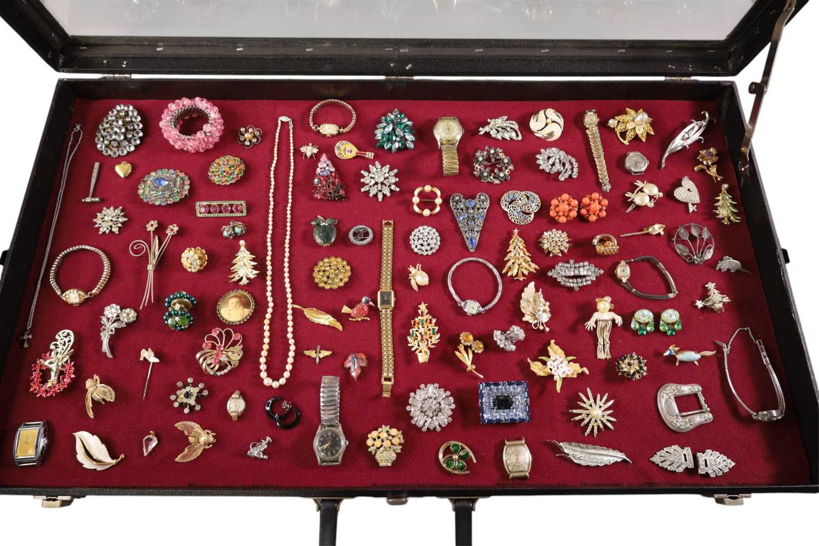 COLLECTION OF COSTUME JEWELRY: INCLUDING PINS, BROACHES, WATCHES, NECKLACES AND MORE. APPROX 75 PCS. SHOWCASE NOT INCLUDED.