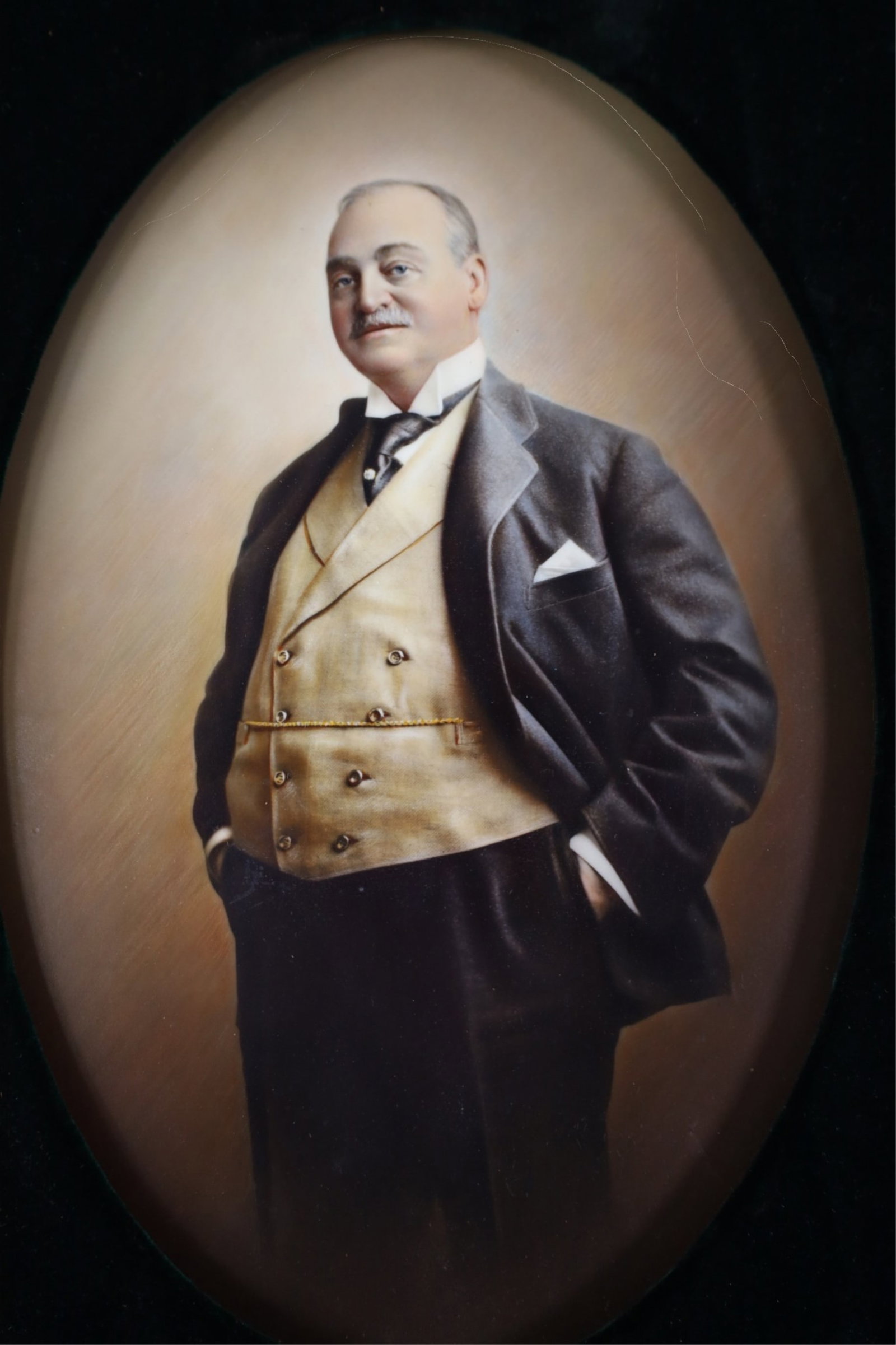 LARGE PORTRAIT ON PORCELAIN - 2