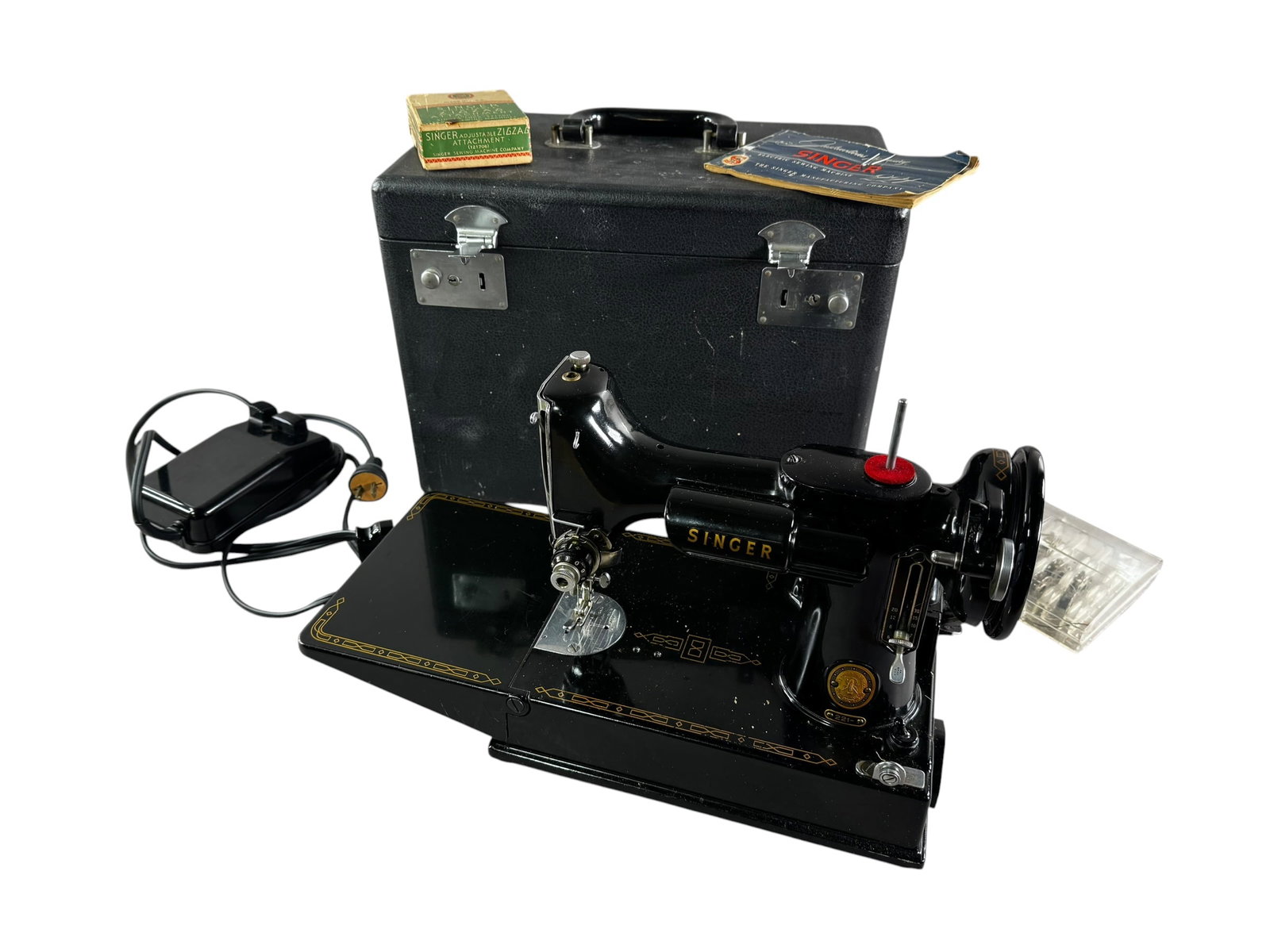 SINGER SEWING MACHINE (1 of 2)