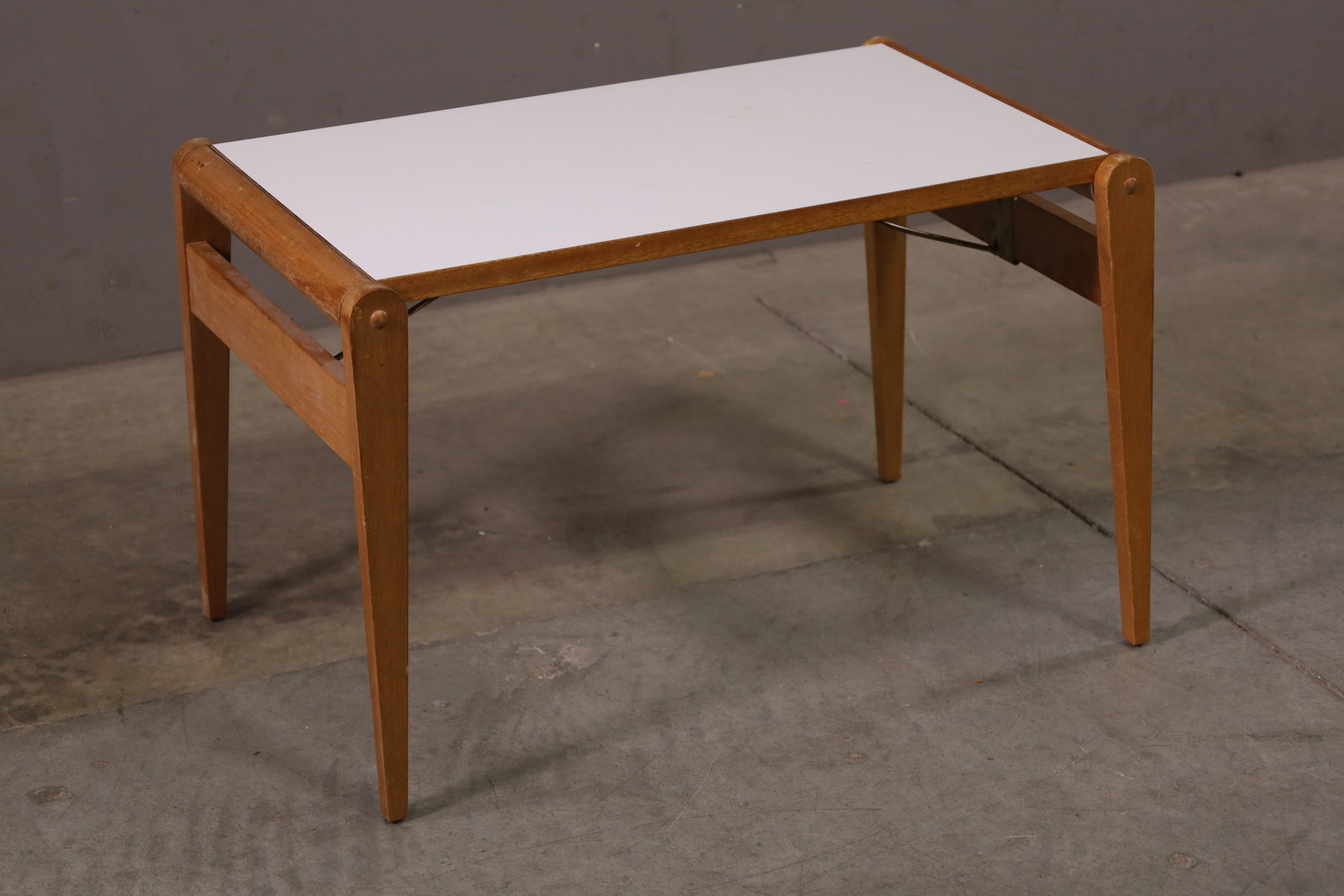 MID CENTURY MODERN SIDE TABLE: MID CENTURY MODERN FOLDING SIDE TABLE, JOHN KEEL FOR BROWN SALTMAN. WEAR TO FINISH. 26" W x 16" D x 16" H. THIS ITEM EXCEEDS SIZE LIMITATIONS FOR IN HOUSE SHIPPING, MUST BE SHIPPED VIA 3rd PARTY