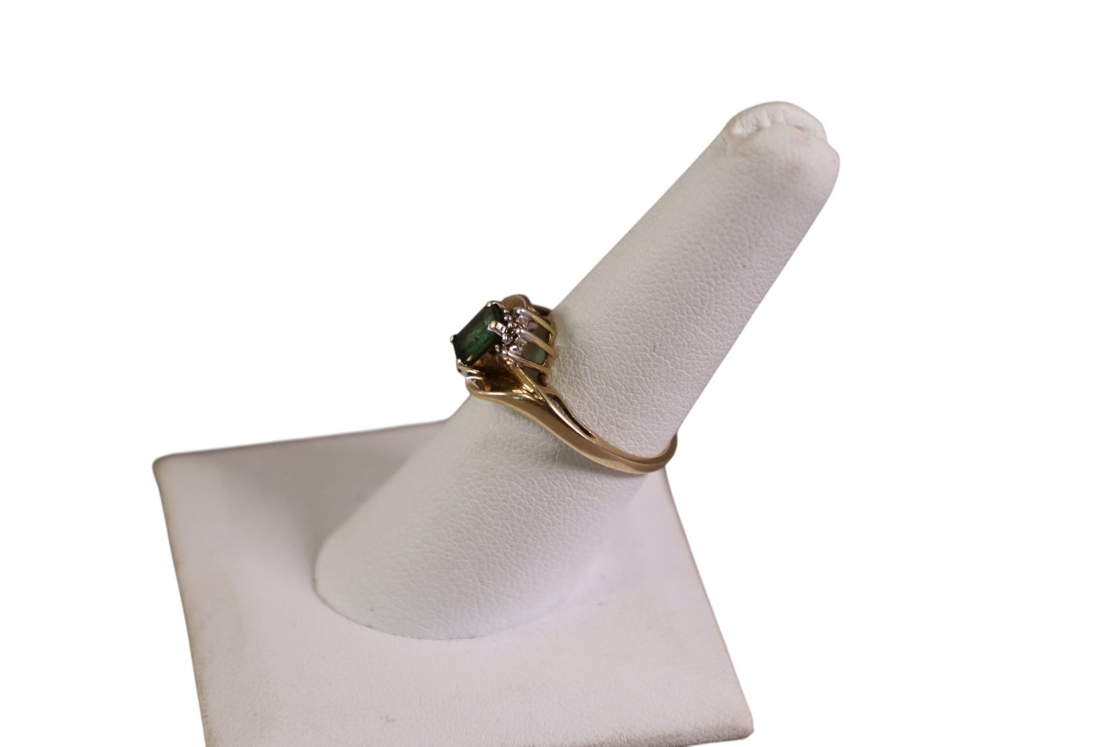 10K GOLD, EMERALD & DIAMOND RING - 3