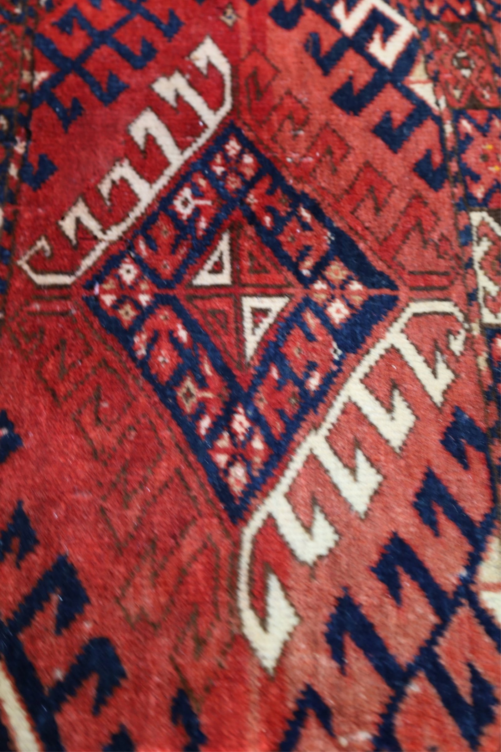 APPROX 1' 7" x 4' 4" RUNNER RUG - 2