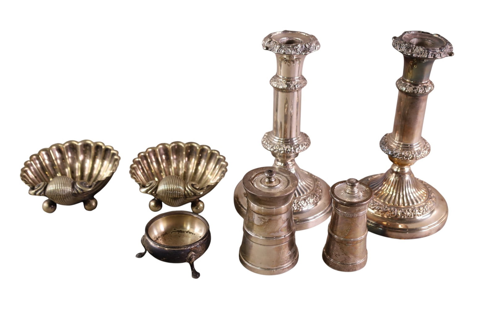 GROUPING OF SILVER: SILVER AND SILVERPLATE, PAIR OF SILVERPLATE CANDLESTICKS, MASTER SALT, AND MORE. 1 1/2" - 8" H.
