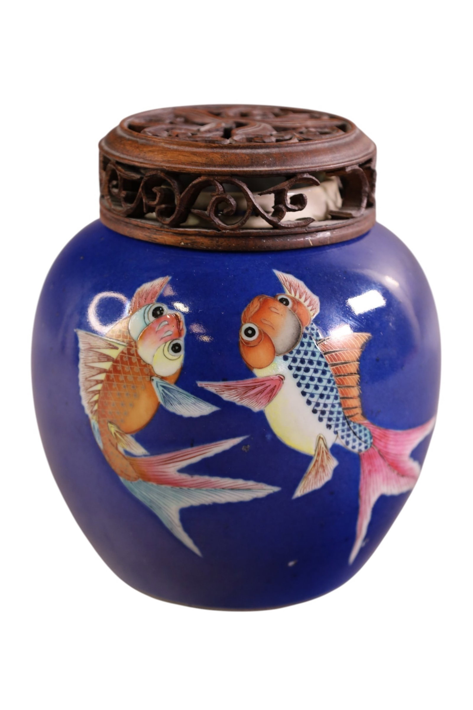CHINESE GINGER JAR: SMALL CHINESE GINGER JAR, QING DYNASTY. WITH KOI DESIGN, DAMAGE TO WOODEN LID. TAKASHI. 5" H.