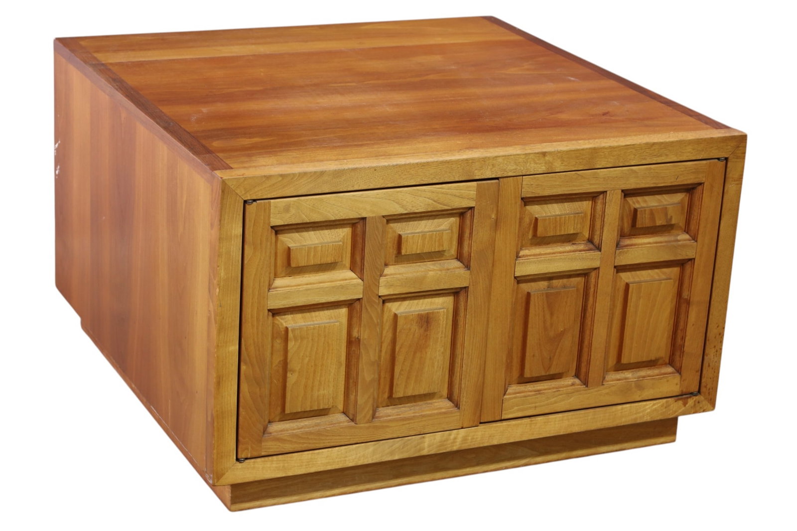 MID CENTURY MODERN SIDE TABLE: LARGE MID CENTURY MODERN SIDE TABLE, CLOSED DOORS. VENEER CHIP. WEAR TO FINISH. 30" x 30" x 19" H. THIS ITEM EXCEEDS SIZE, WEIGHT, AND OR FRAGILITY LIMITATIONS FOR IN HOUSE SHIPPING, MUST BE PICKED