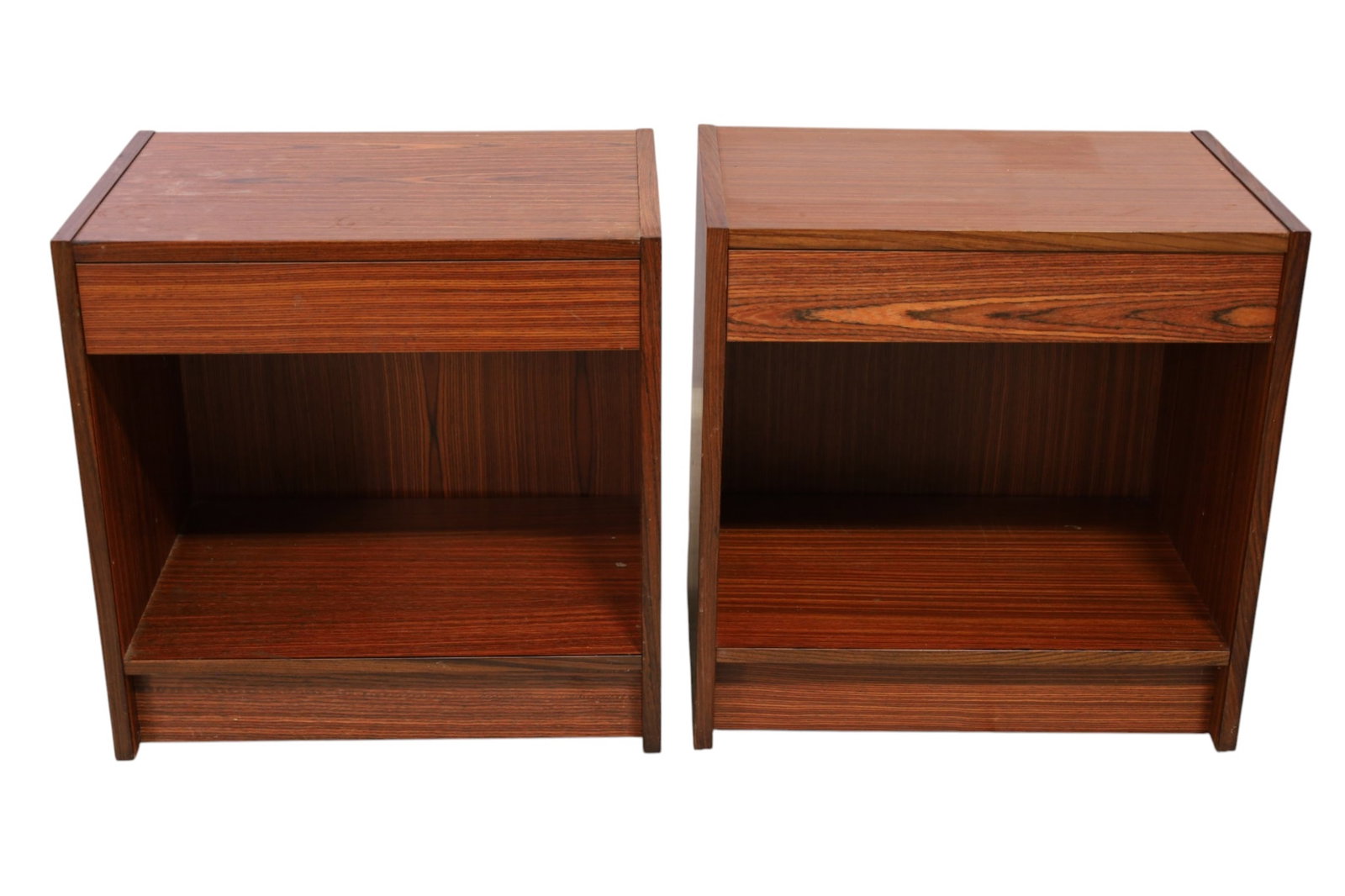 PAIR OF ROSEWOOD NIGHTSTANDS: PAIR OF SINGLE DRAWER MID CENTURY MODERN ROSEWOOD NIGHTSTANDS, WEAR TO FINISH. STAINS. 22" W x 15" D x 22" H. THIS ITEM EXCEEDS SIZE, WEIGHT, AND OR FRAGILITY LIMITATIONS FOR IN HOUSE SHIPPING, MUST