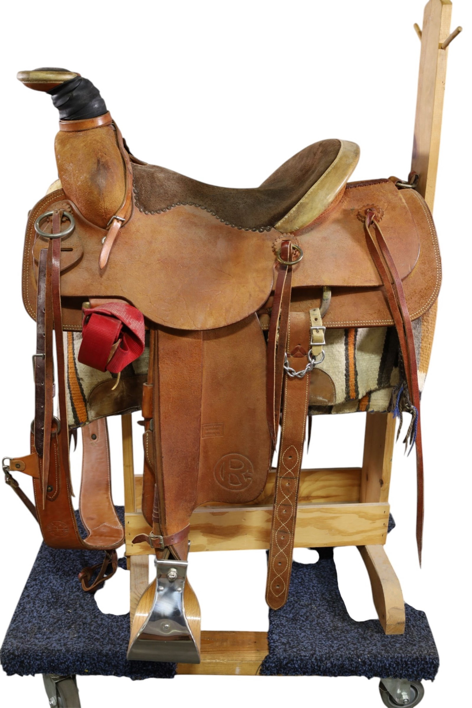BRIDGER CREEK SADDLE: HANDMADE LEATHER BRIDGER CREEK OUTFITTERS BOZEMAN MT. WITH STAND AND SADDLE BLANKET. EM BACON GLOBE AZ. & TOLLED LEATHER HORN. 16" SADDLE. THIS ITEM EXCEEDS SIZE, WEIGHT, AND OR FRAGILITY LIMITATIONS