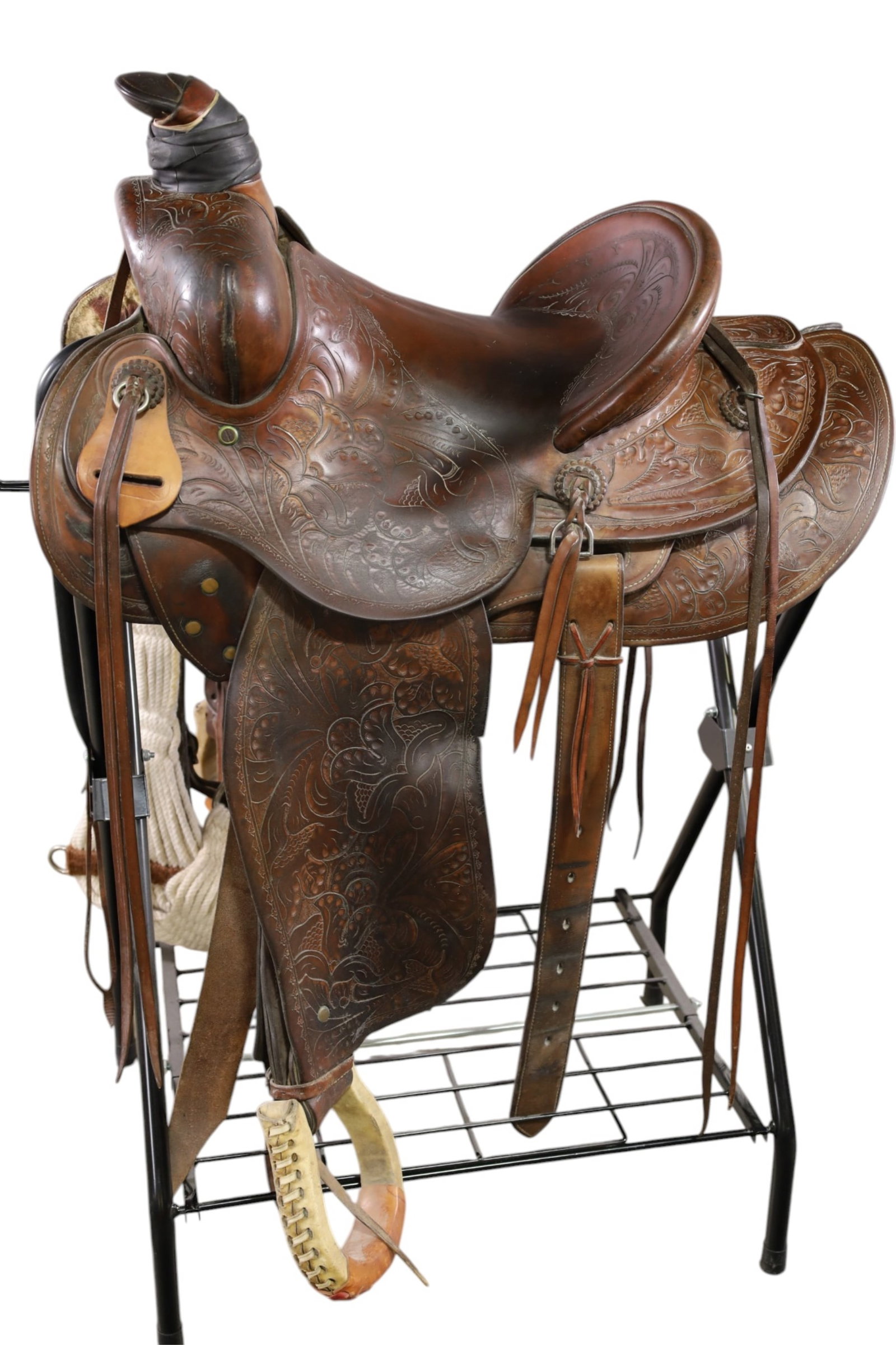 MILE CITY SADDLERY WESTERN SADDLE: HANDMADE LEATHER MILE CITY SADDLERY SADDLE, TOOLED LEATHER WEATERN SADDLE. MARKED 73X. WITH STAND. 13" SADDLE. THIS ITEM EXCEEDS SIZE, WEIGHT, AND OR FRAGILITY LIMITATIONS FOR IN HOUSE SHIPPING, MUST