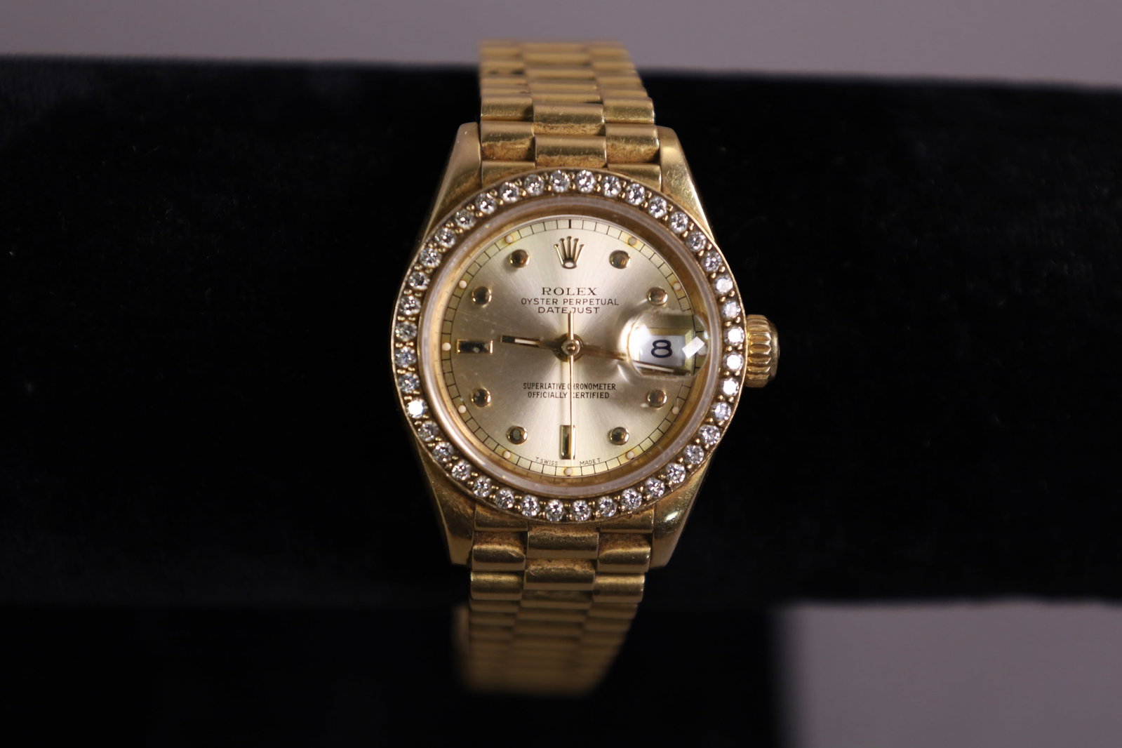 VINTAGE LADY'S ROLEX: VINTAGE18K GOLD LADY'S ROLEX, WITH DIAMOND BEZEL, TESTED. OYSTER PERPETUAL DATEJUST LADY'S ROLEX, WITH BOX, NO PAPERS!. NO COA!. APPROX 77 GRAMS TOTAL WEIGHTS.