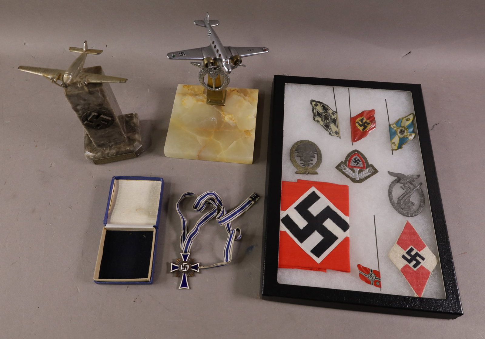GROUPING OF WWII GERMAN ITEMS: 2 AIRPLANES, PATCHES, AND INSIGNIAS.