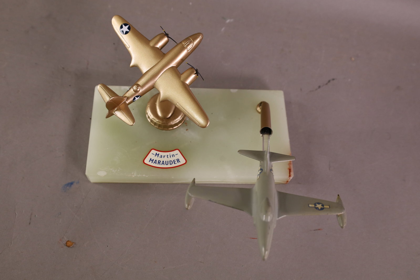 AIRPLANE MODEL PEN HOLDER: ONXY BASE PEN HOLDER MARKED MARTIN MARAUDER. 8" W.