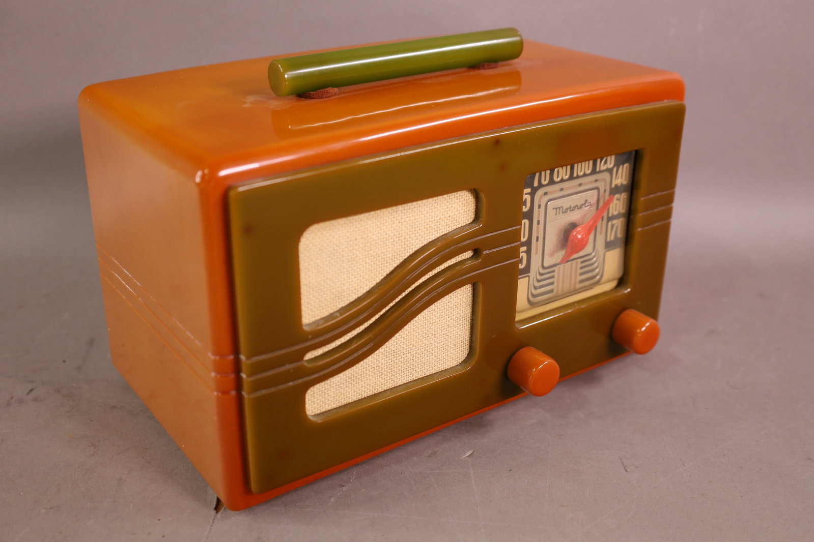 MOTOROLA CATALIN RADIO: VINTAGE MOTOROLA CATALIN RADIO, MODEL 51X16 (S) GRILLE. UNTESTED UNKNOWN WORKING ORDER. 9 3/4"W x 6" H.