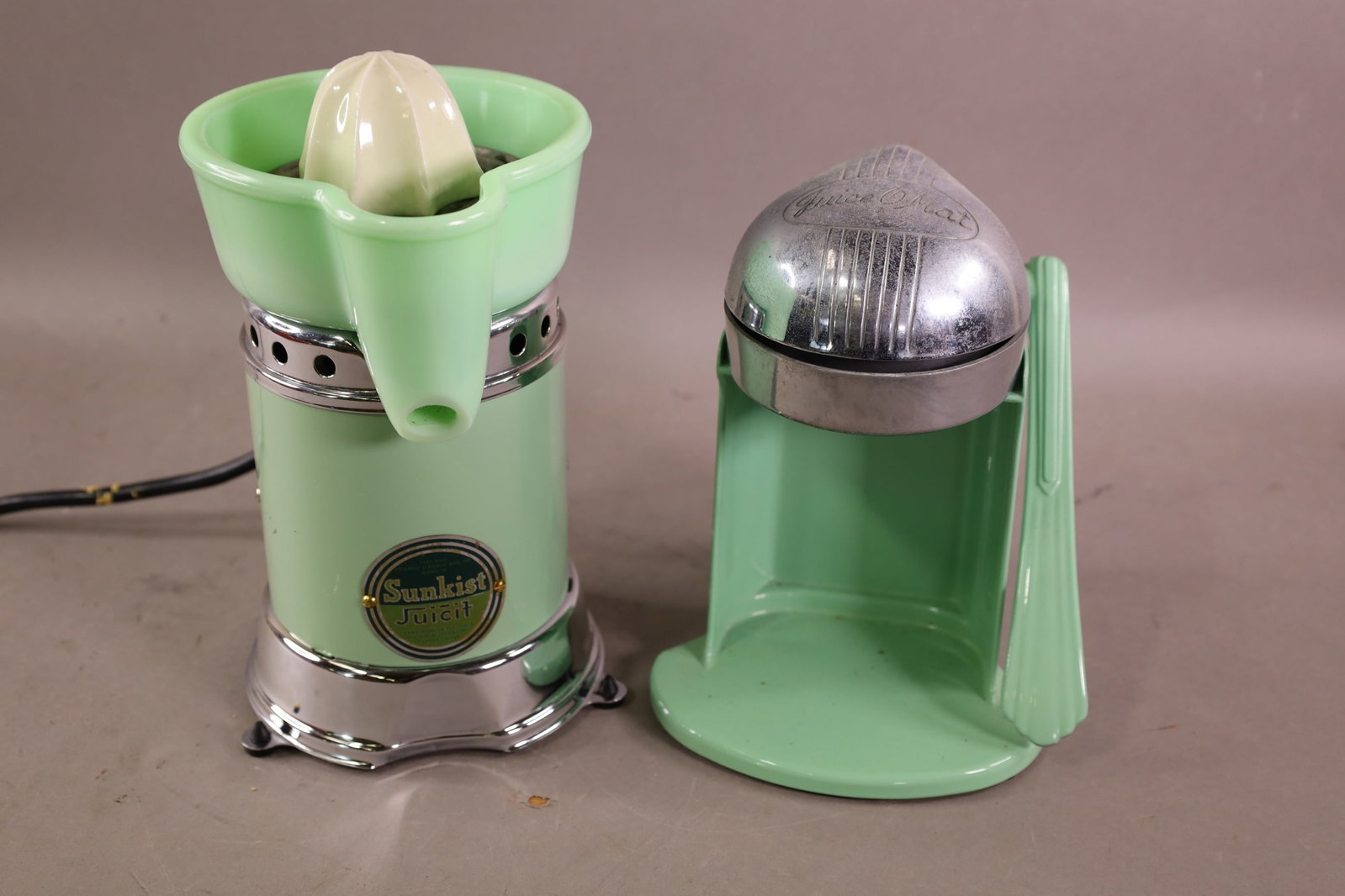 2 VINTAGE JUICERS: SUNKIST JUICIT & JUICE O MAT.